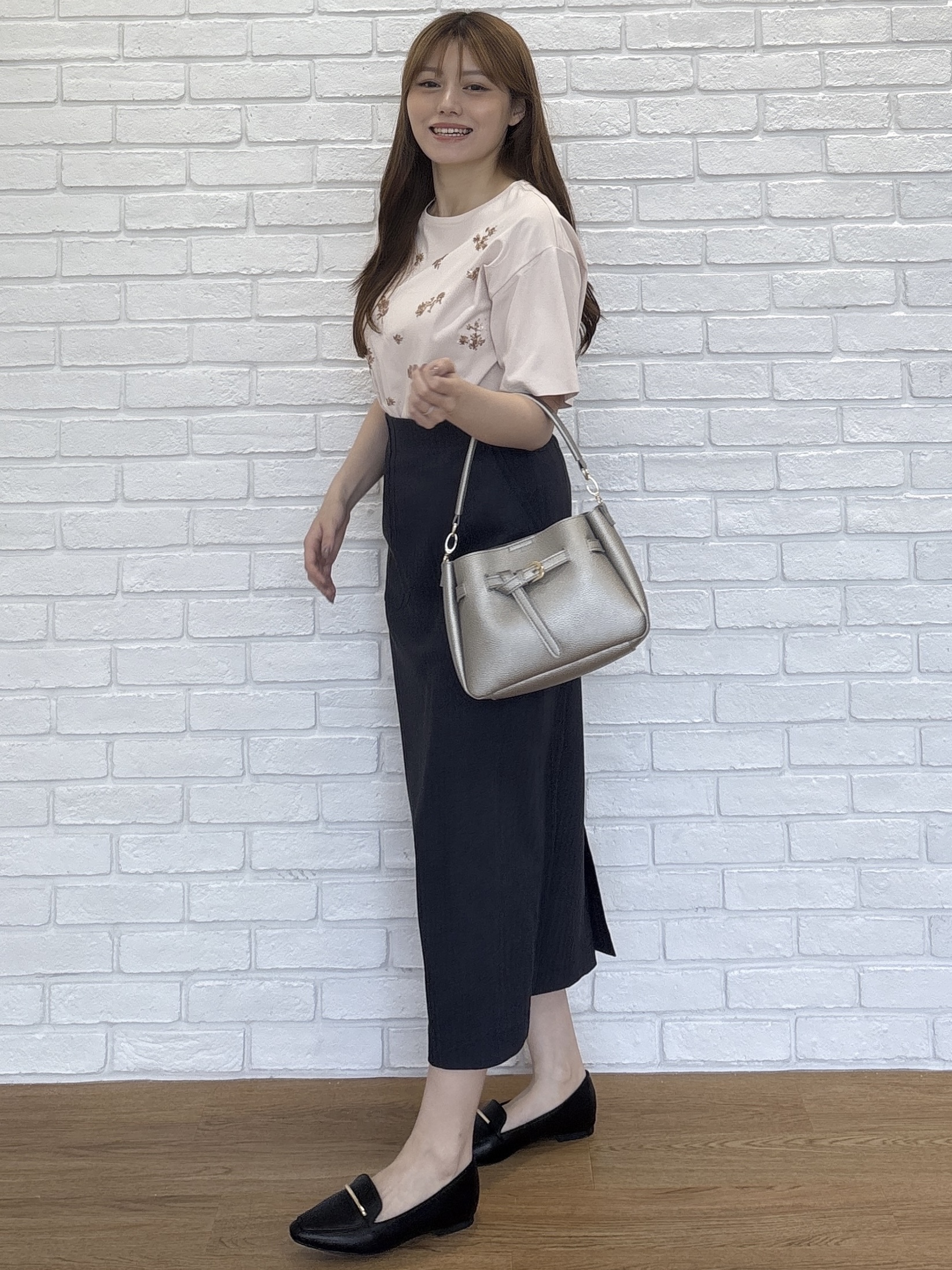 sayaさんの「grove｜フラワーモチーフスパンコールTシャツ」を使ったコーディネート