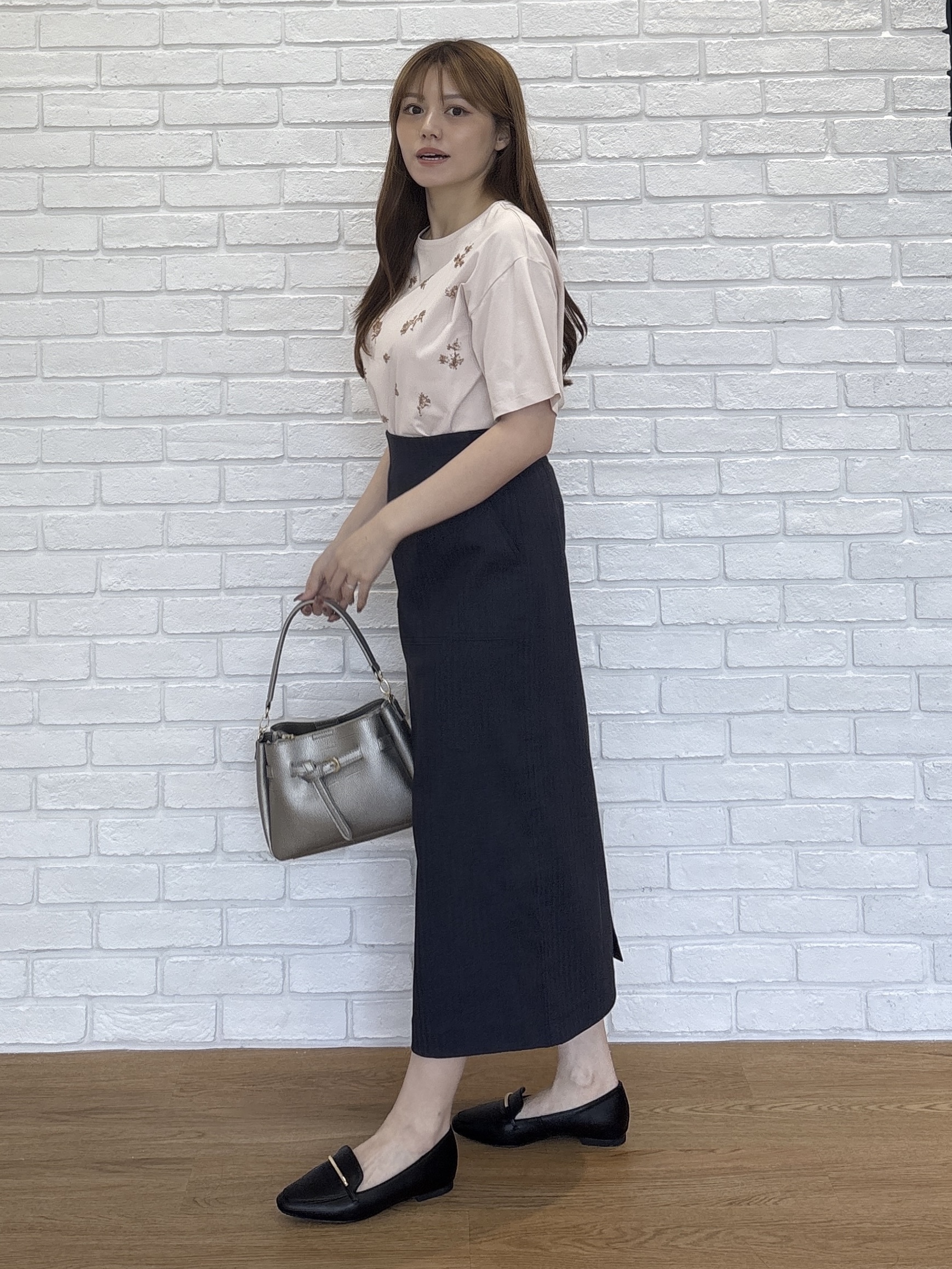 sayaさんの「grove｜フラワーモチーフスパンコールTシャツ」を使ったコーディネート