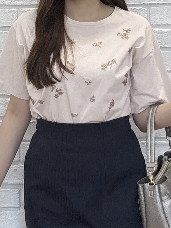 sayaさんの「grove｜フラワーモチーフスパンコールTシャツ」を使ったコーディネート