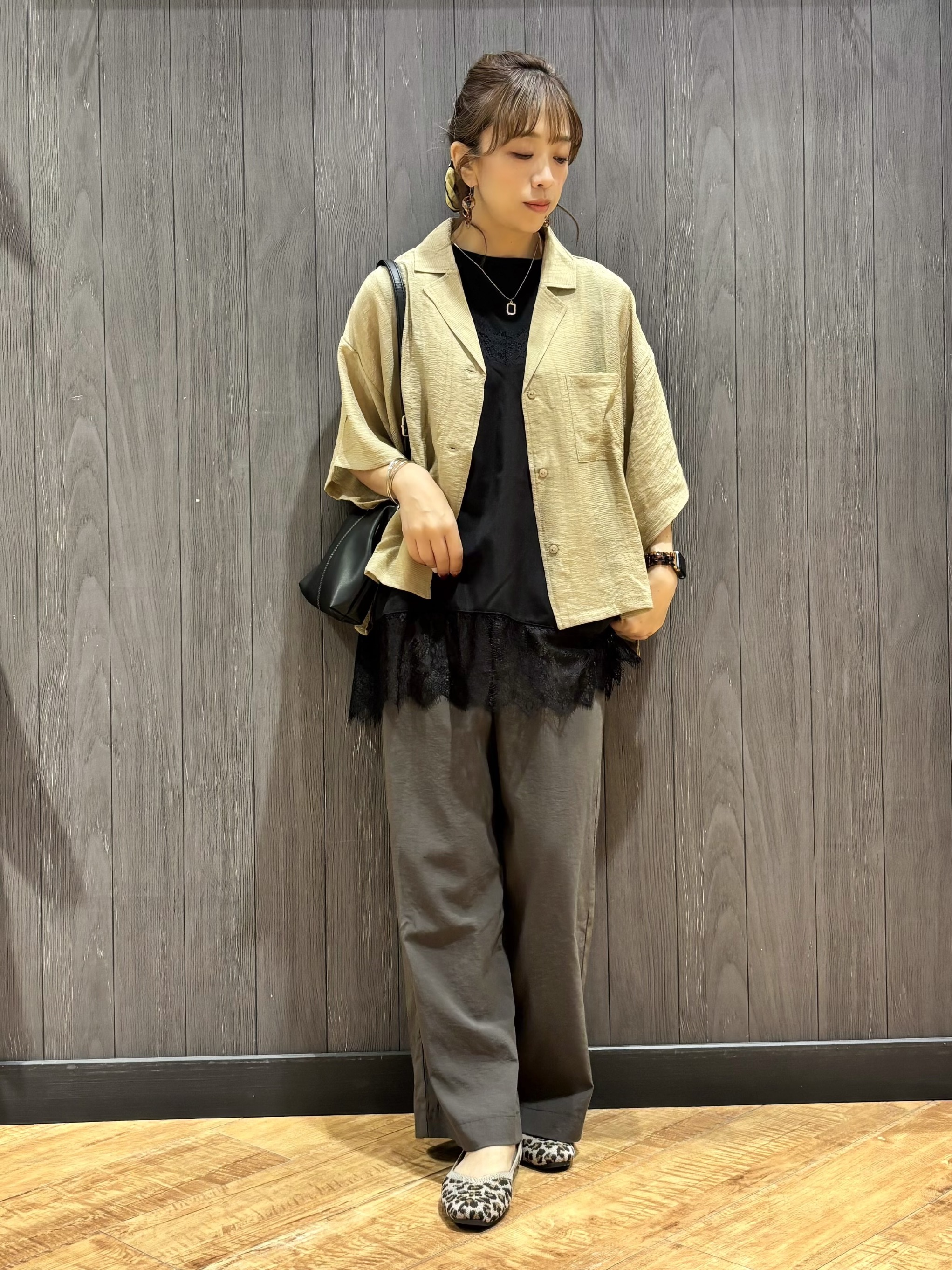 meiさんの「SHOO･LA･RUE｜【S-LL/5分袖/洗濯機可】程よい透け感 ポケット付きシャツ」を使ったコーディネート