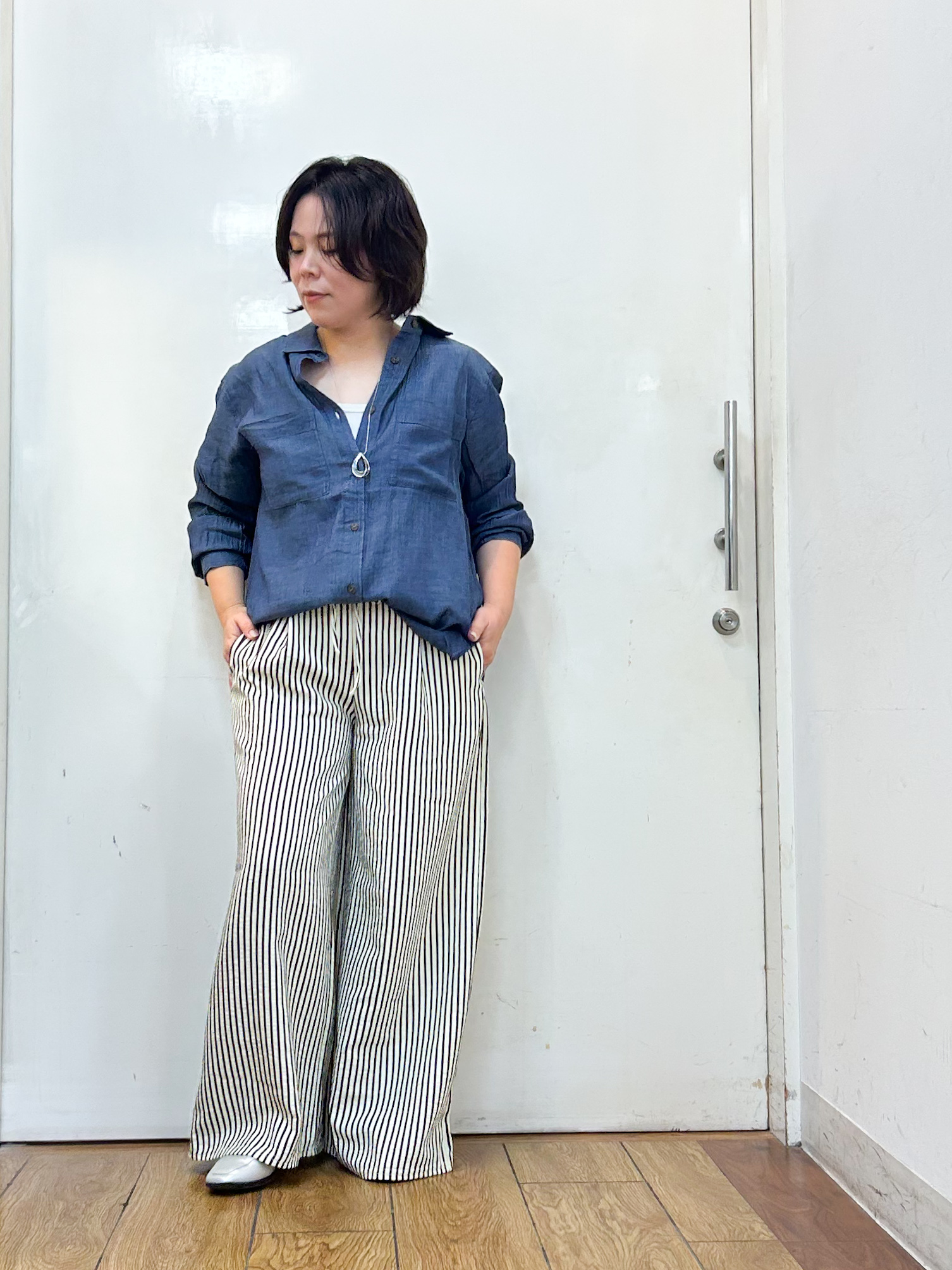 haruさんの「SHOO･LA･RUE｜【綿100%/UV/S-LL/体型カバー】ヒップが隠せる やわらかデニムシャツ」を使ったコーディネート