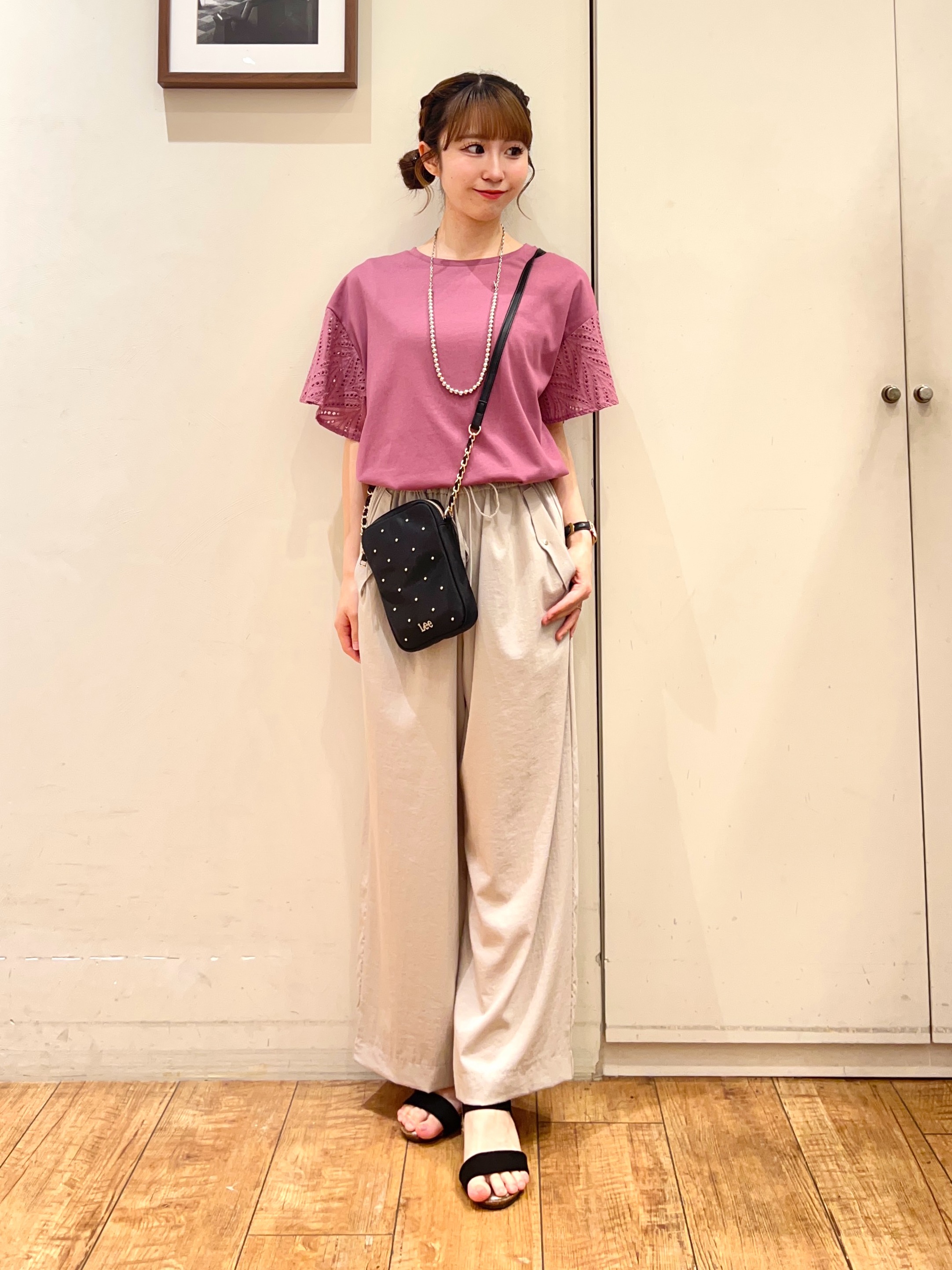 AIRIさんの「SHOO･LA･RUE｜【S-LL/洗濯機可/体型カバー】汗じみが気になりにくい お袖レースフレアTシャツ」を使ったコーディネート