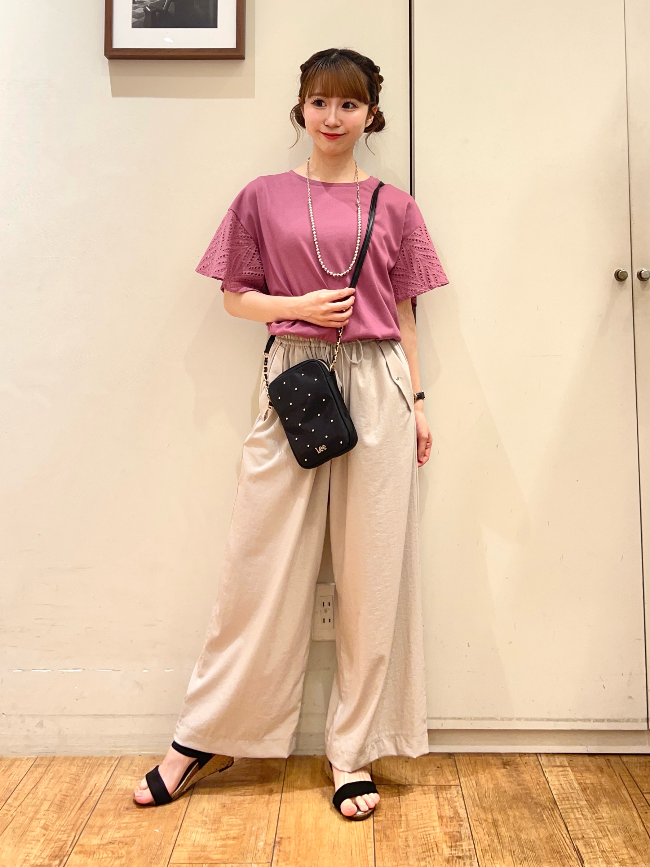 AIRIさんの「SHOO･LA･RUE｜【S-LL/洗濯機可/体型カバー】汗じみが気になりにくい お袖レースフレアTシャツ」を使ったコーディネート
