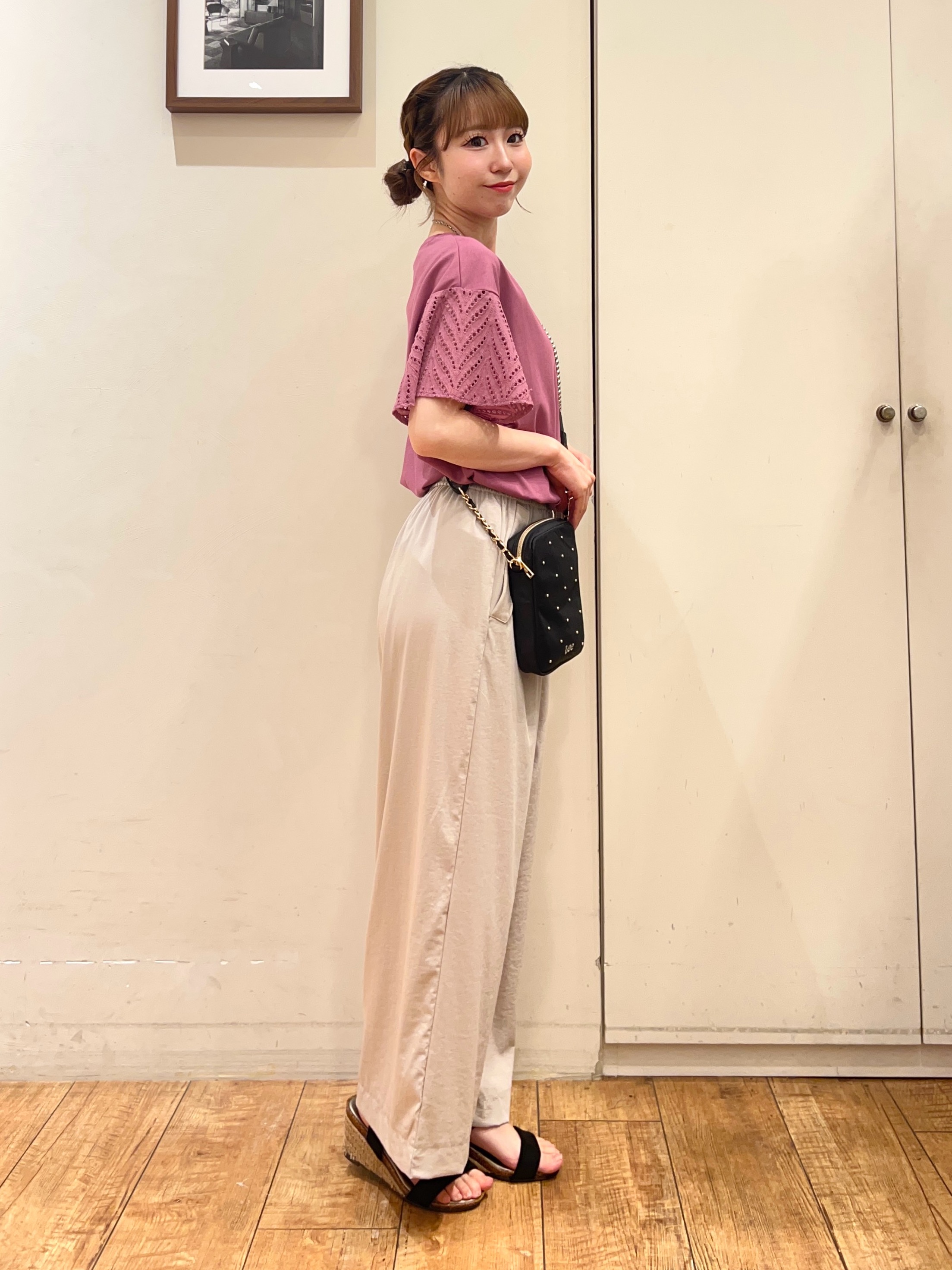 AIRIさんの「SHOO･LA･RUE｜【S-LL/洗濯機可/体型カバー】汗じみが気になりにくい お袖レースフレアTシャツ」を使ったコーディネート