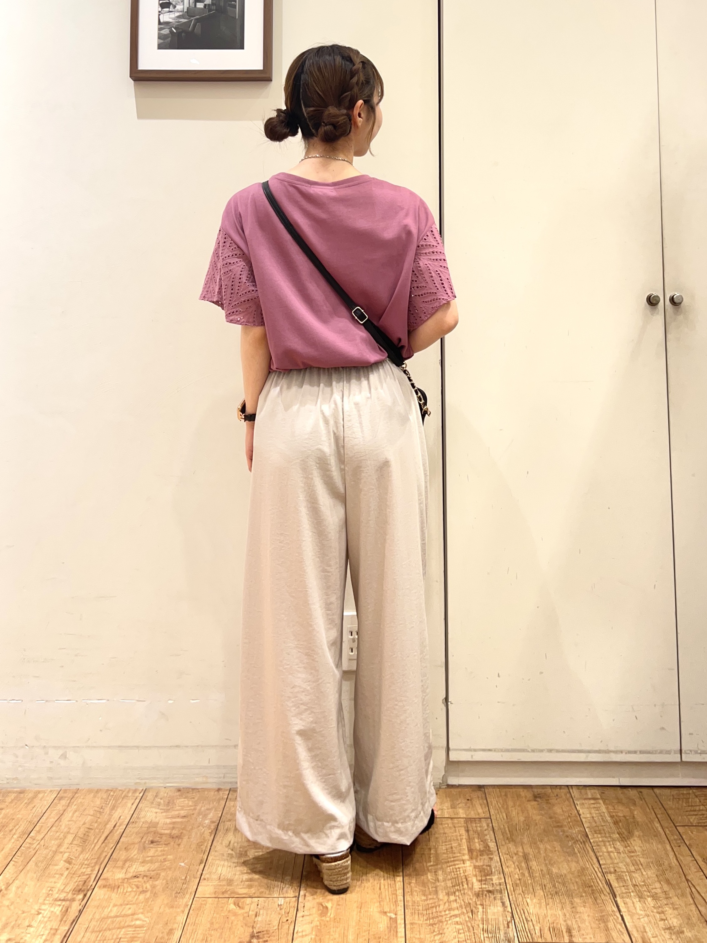 AIRIさんの「SHOO･LA･RUE｜【S-LL/洗濯機可/体型カバー】汗じみが気になりにくい お袖レースフレアTシャツ」を使ったコーディネート