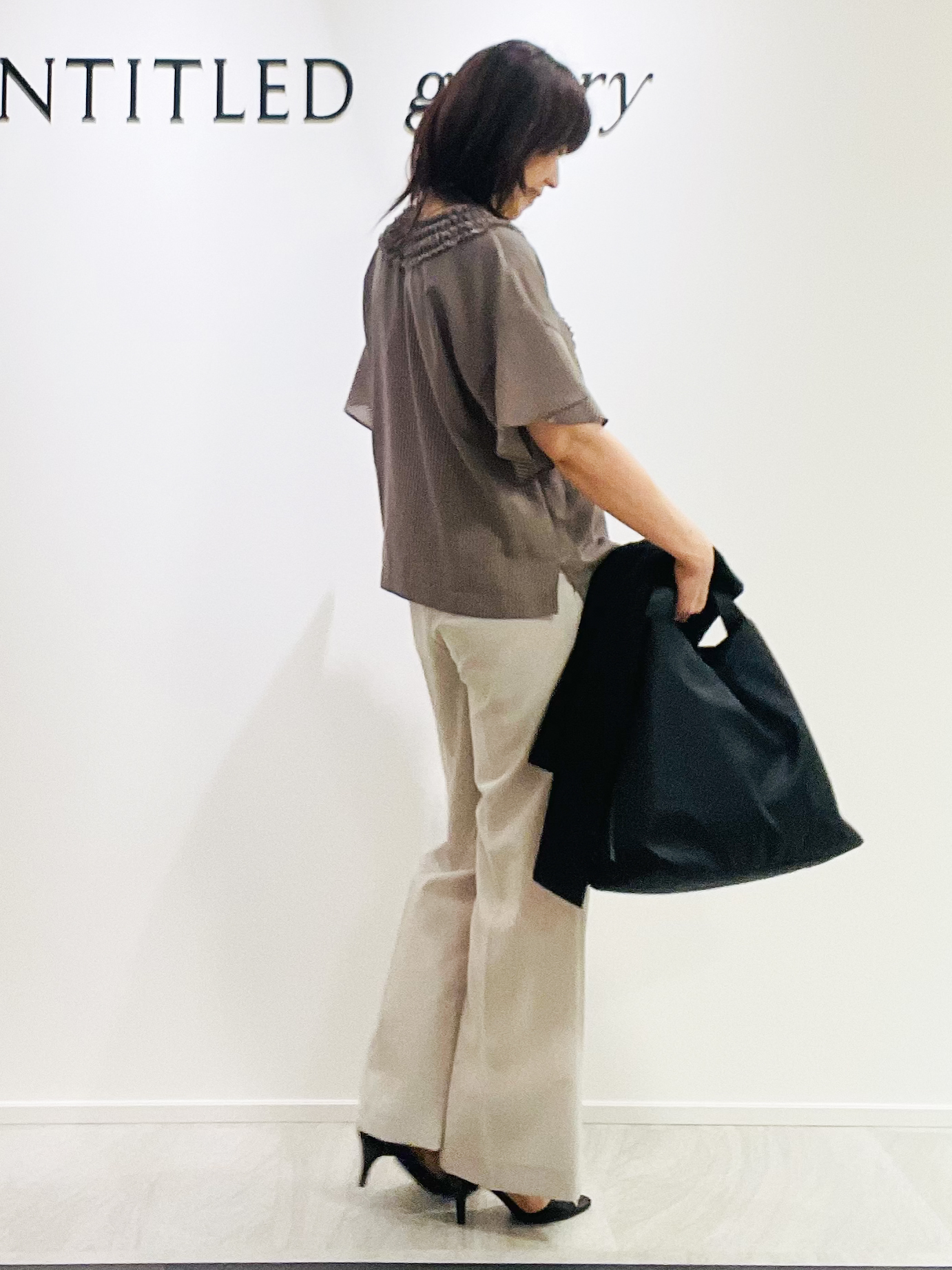 めいさんの「UNTITLED｜【接触冷感/通気性/洗える】Vネックフリルブラウス」を使ったコーディネート