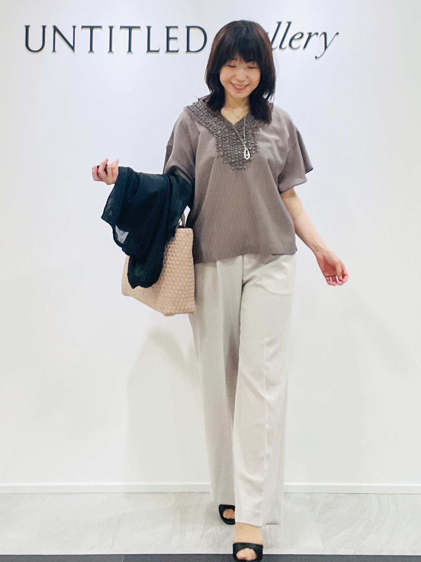 めいさんの「UNTITLED｜【接触冷感/通気性/洗える】Vネックフリルブラウス」を使ったコーディネート