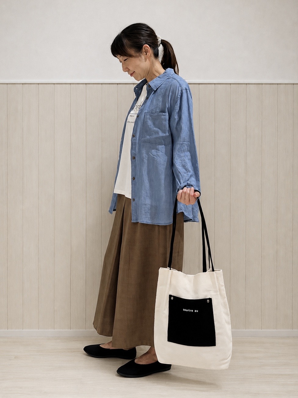 まつみさんの「SHOO･LA･RUE｜【綿100%/UV/S-LL/体型カバー】ヒップが隠せる 柔らかシアーデニムシャツ」を使ったコーディネート