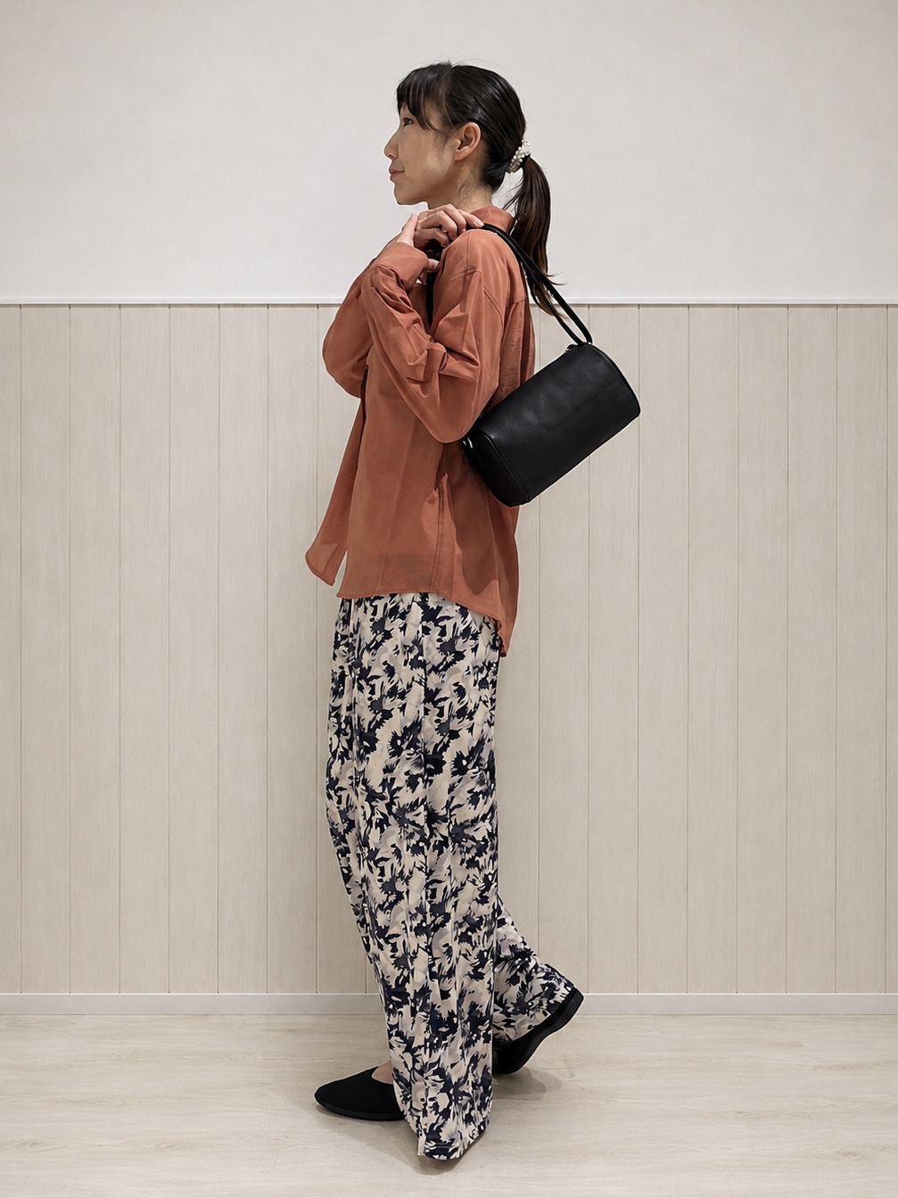 まつみさんの「SHOO･LA･RUE｜【通気性〇/S-LL/洗濯機可】羽織にも使いやすい きちんとベーシックシャツ」を使ったコーディネート