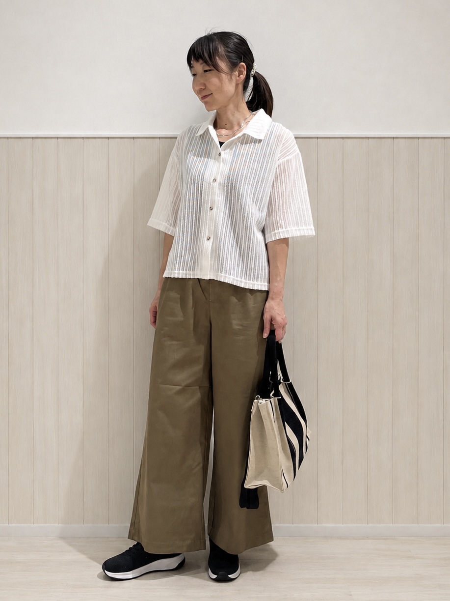 まつみさんの「SHOO･LA･RUE｜【洗濯機可/S-LL】軽やかで涼しげな 透かしレース風前開きシャツ」を使ったコーディネート