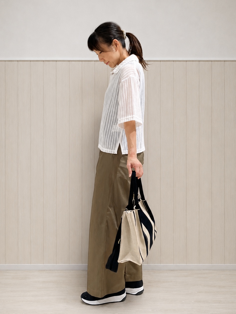 まつみさんの「SHOO･LA･RUE｜【洗濯機可/S-LL】軽やかで涼しげな 透かしレース風前開きシャツ」を使ったコーディネート