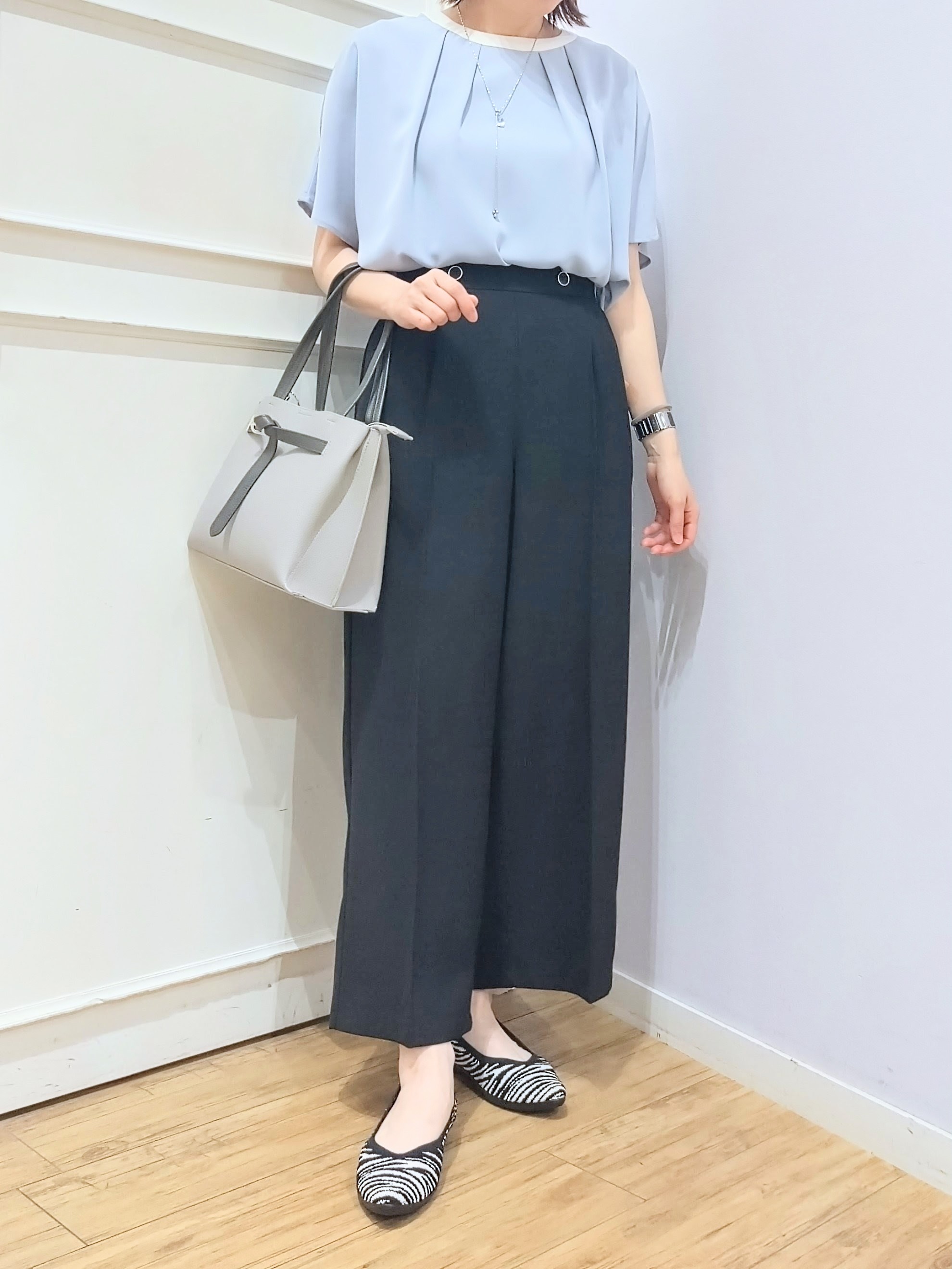 miomioさんの「SHOO･LA･RUE｜【UV/通勤】洗濯後しわになりにくい 上品配色ブラウス」を使ったコーディネート