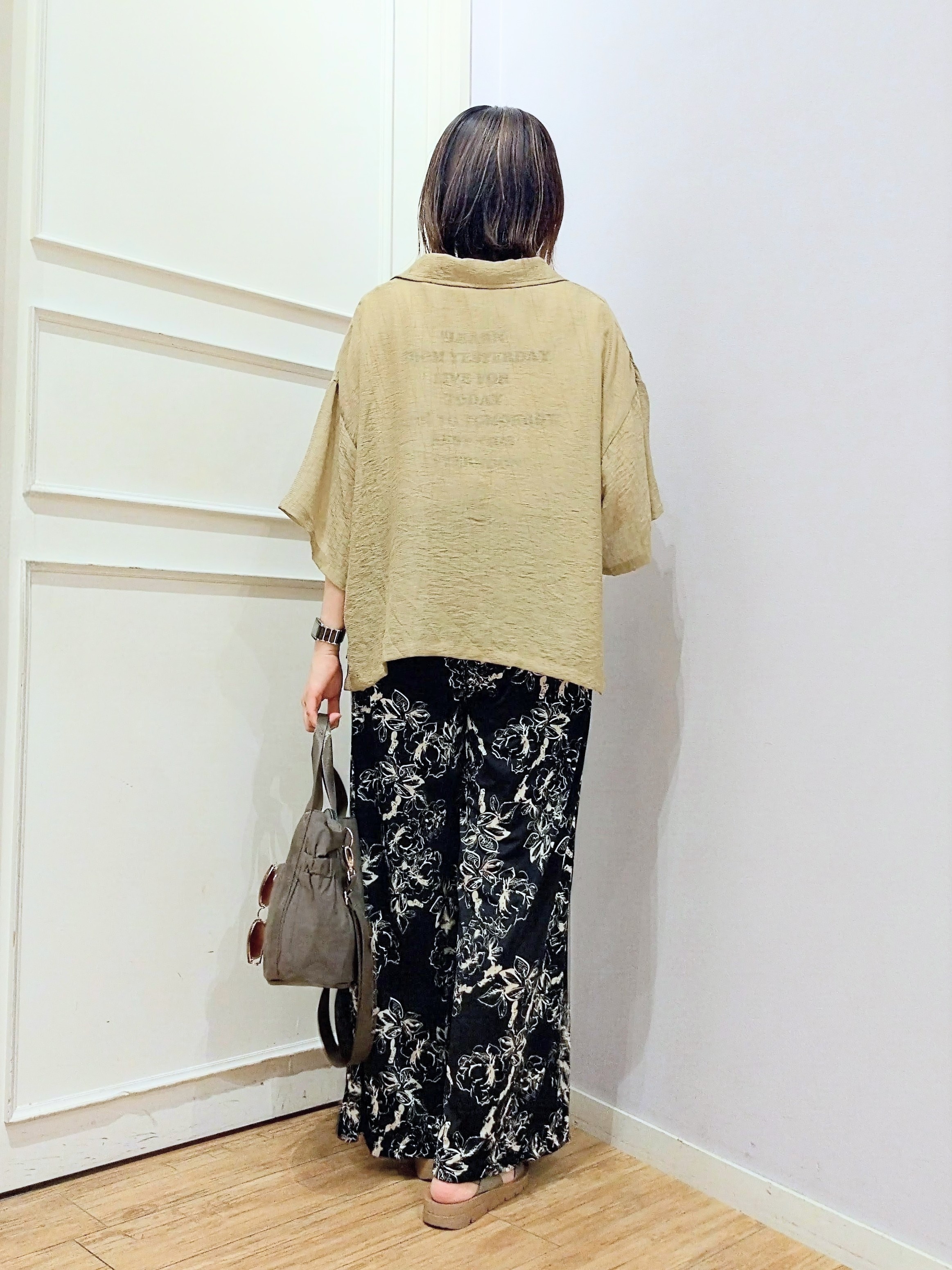 miomioさんの「SHOO･LA･RUE｜【S-LL/5分袖/洗濯機可】程よい透け感 ポケット付きシャツ」を使ったコーディネート