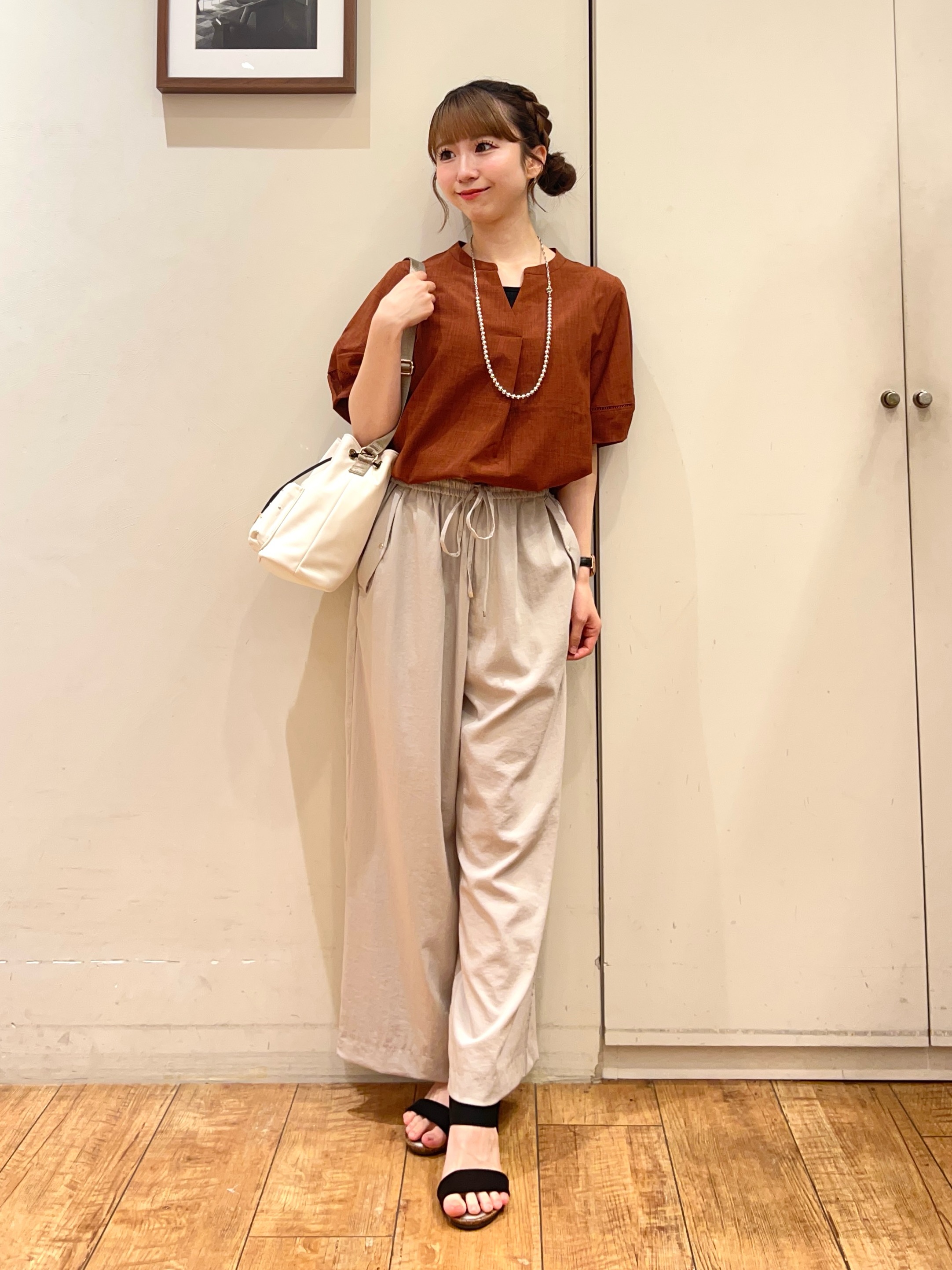 AIRIさんの「SHOO･LA･RUE｜【洗濯後しわになりにくい/インせずきまる】シンプルだけど女性らしい 麻調スキッパーブラウス」を使ったコーディネート