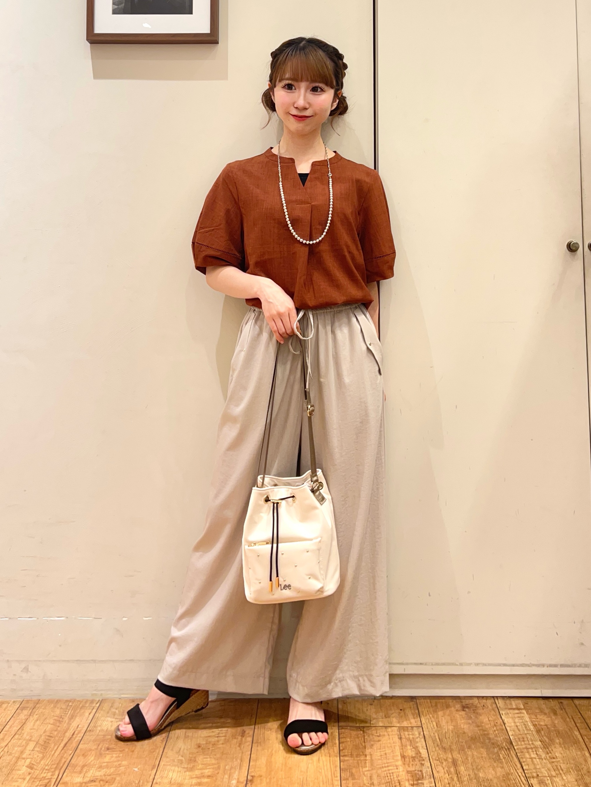 AIRIさんの「SHOO･LA･RUE｜【洗濯後しわになりにくい/インせずきまる】シンプルだけど女性らしい 麻調スキッパーブラウス」を使ったコーディネート