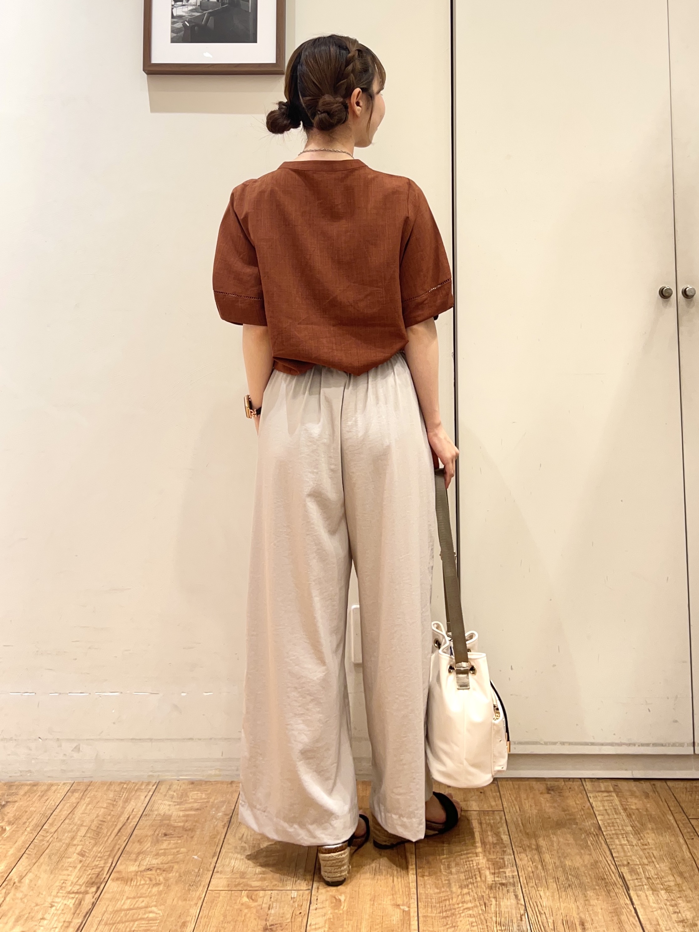 AIRIさんの「SHOO･LA･RUE｜【洗濯後しわになりにくい/インせずきまる】シンプルだけど女性らしい 麻調スキッパーブラウス」を使ったコーディネート