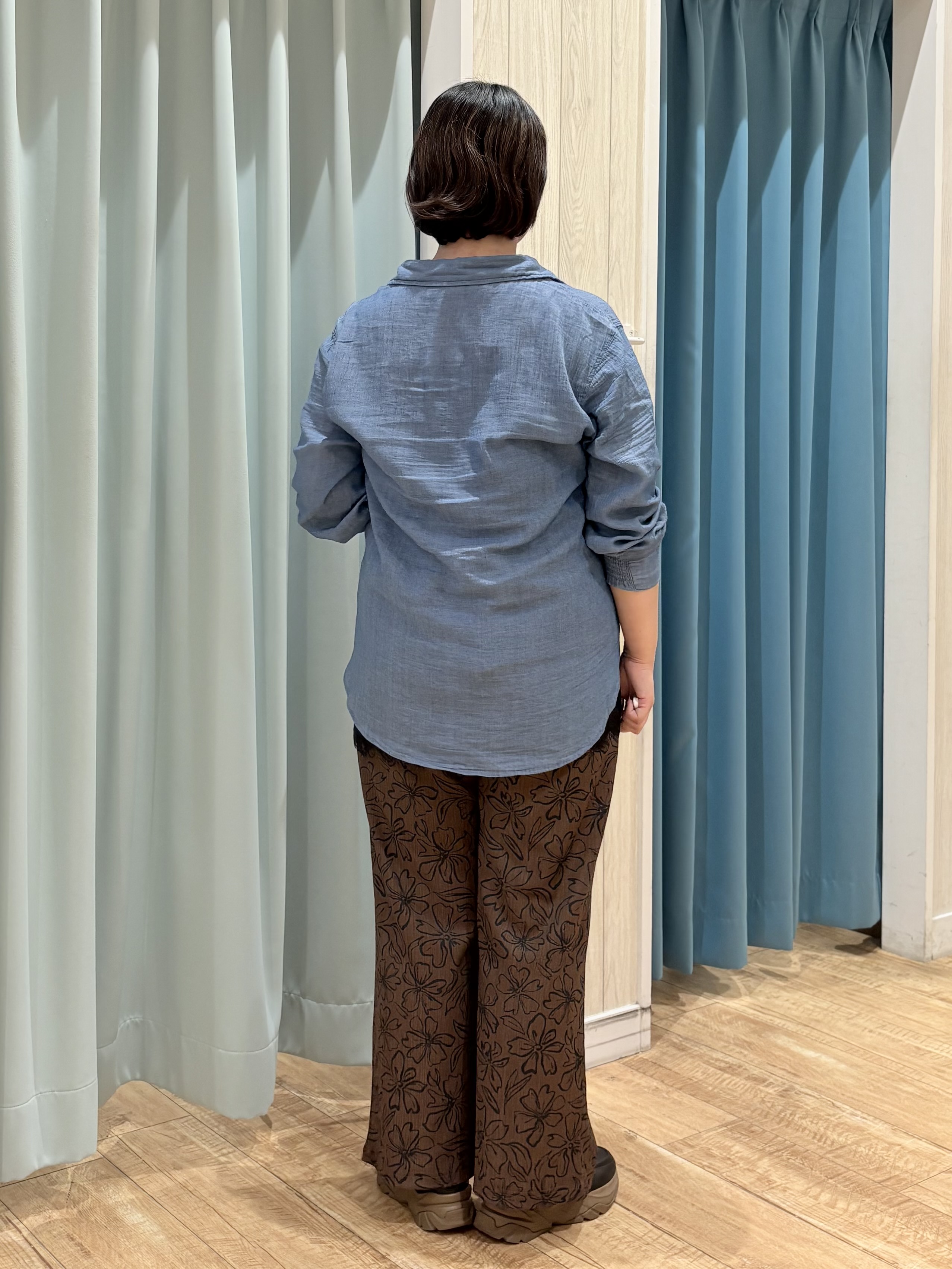 砂糖さんの「SHOO･LA･RUE｜【綿100%/UV/S-LL/体型カバー】ヒップが隠せる 柔らかシアーデニムシャツ」を使ったコーディネート