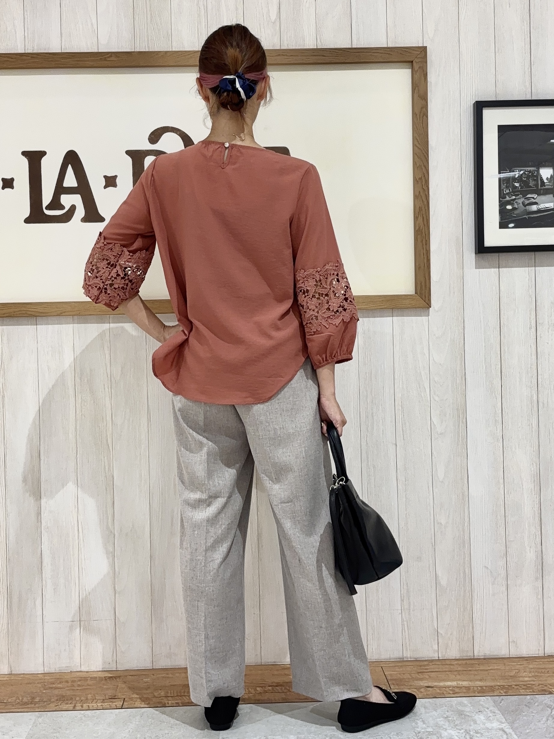 みきぽんさんの「SHOO･LA･RUE｜【洗濯機可/S-LL/洗濯後しわになりにくい】刺繍レースで高見え インせず決まる主役ブラウス」を使ったコーディネート