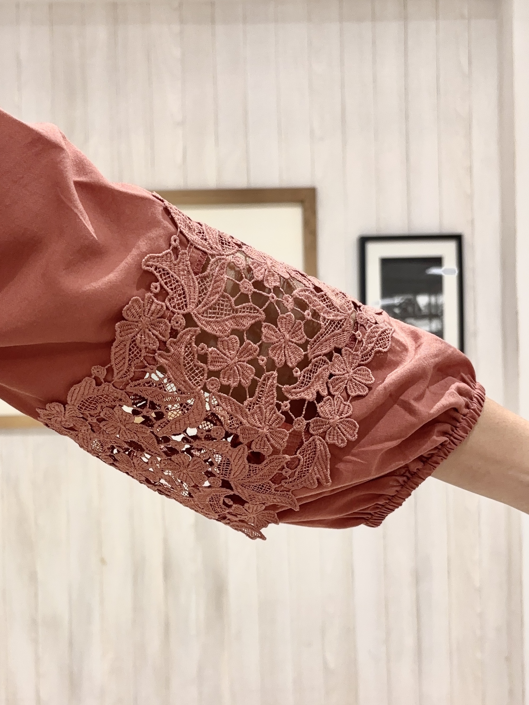 みきぽんさんの「SHOO･LA･RUE｜【洗濯機可/S-LL/洗濯後しわになりにくい】刺繍レースで高見え インせず決まる主役ブラウス」を使ったコーディネート