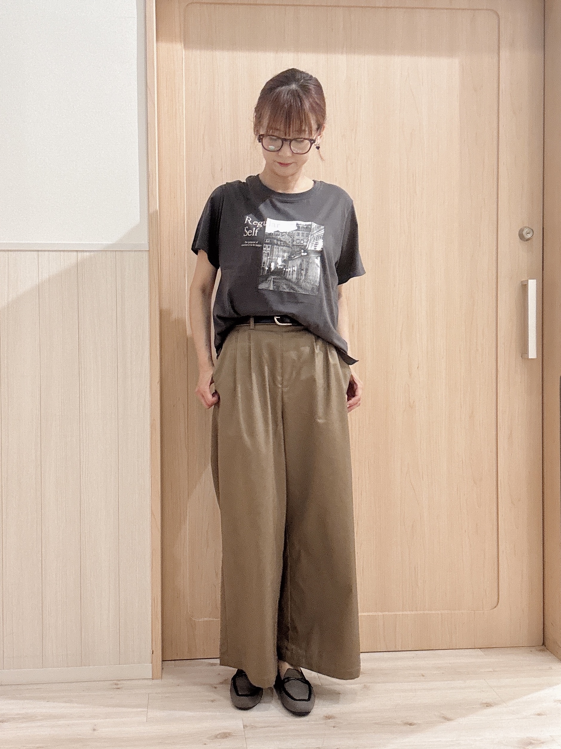 モカさんの「SHOO･LA･RUE｜【綿100%/UV/S-LL/体型カバー】ヒップが隠せる やわらかデニムシャツ」を使ったコーディネート