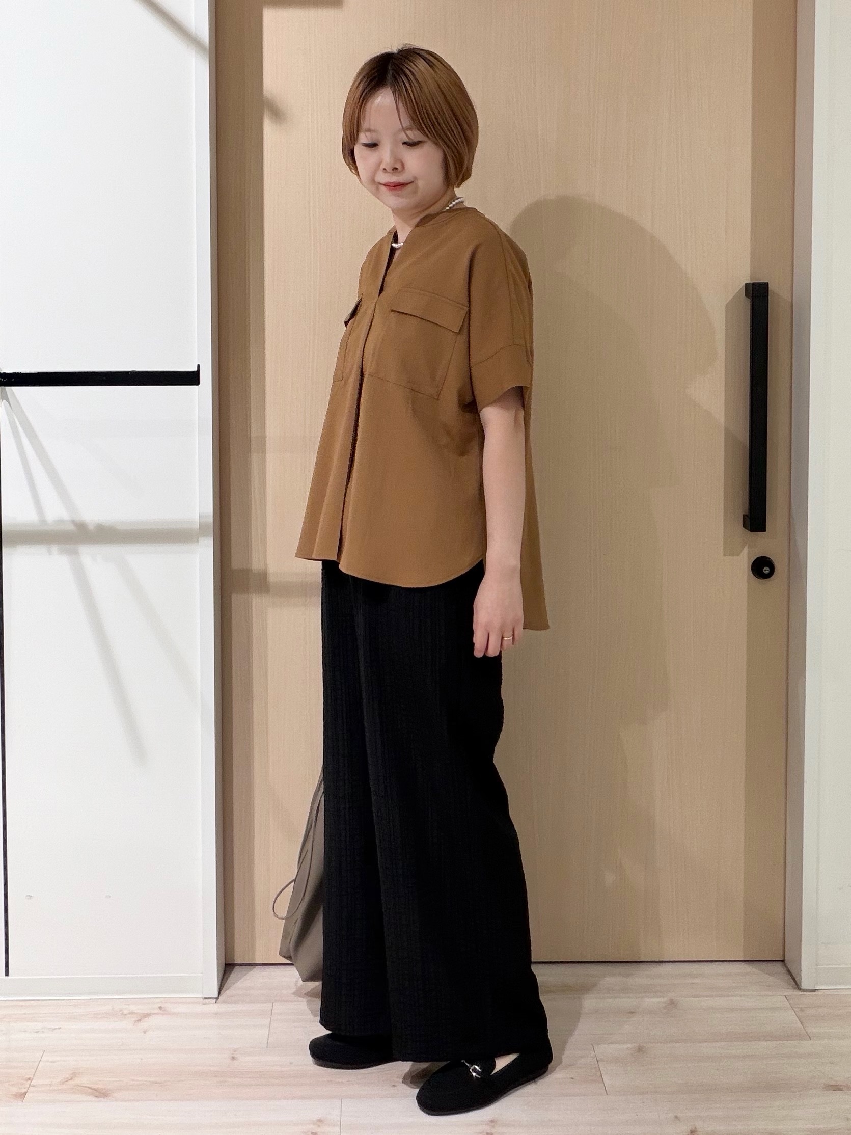 ひらしーさんの「SHOO･LA･RUE｜【洗濯後しわになりにくい/UV/吸水速乾】Wポケットが目を引く オンオフ使えるスキッパーブラウス」を使ったコーディネート