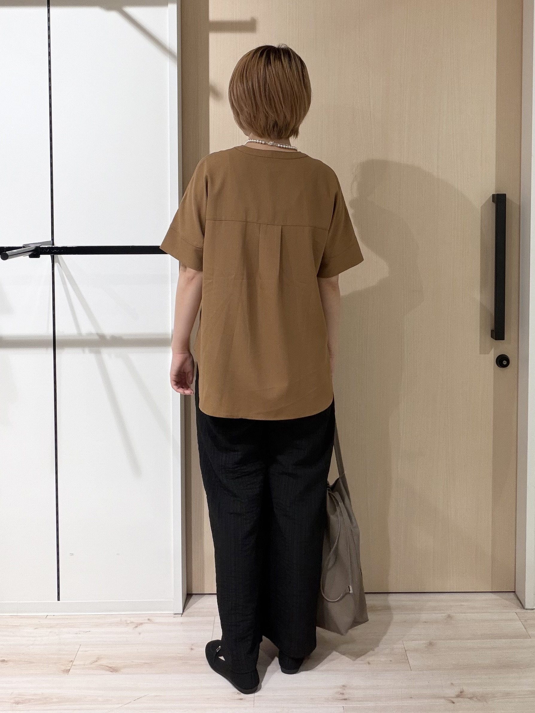 ひらしーさんの「SHOO･LA･RUE｜【洗濯後しわになりにくい/UV/吸水速乾】Wポケットが目を引く オンオフ使えるスキッパーブラウス」を使ったコーディネート