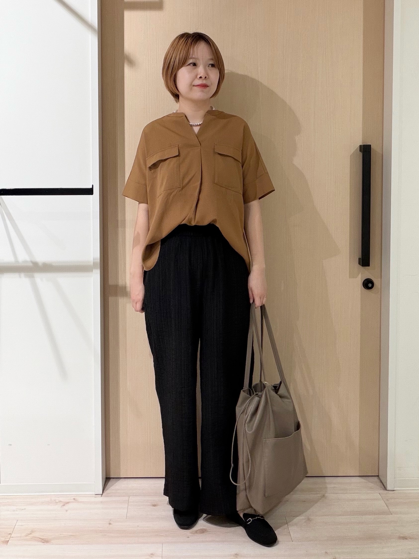 ひらしーさんの「SHOO･LA･RUE｜【洗濯後しわになりにくい/UV/吸水速乾】Wポケットが目を引く オンオフ使えるスキッパーブラウス」を使ったコーディネート