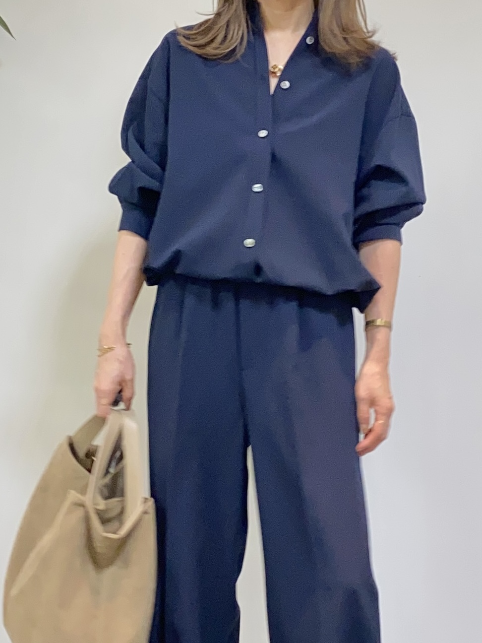 tomoさんの「UNTITLED｜【秋羽織り/セットアップ可/UVカット】エアリークールドロストシャツ」を使ったコーディネート