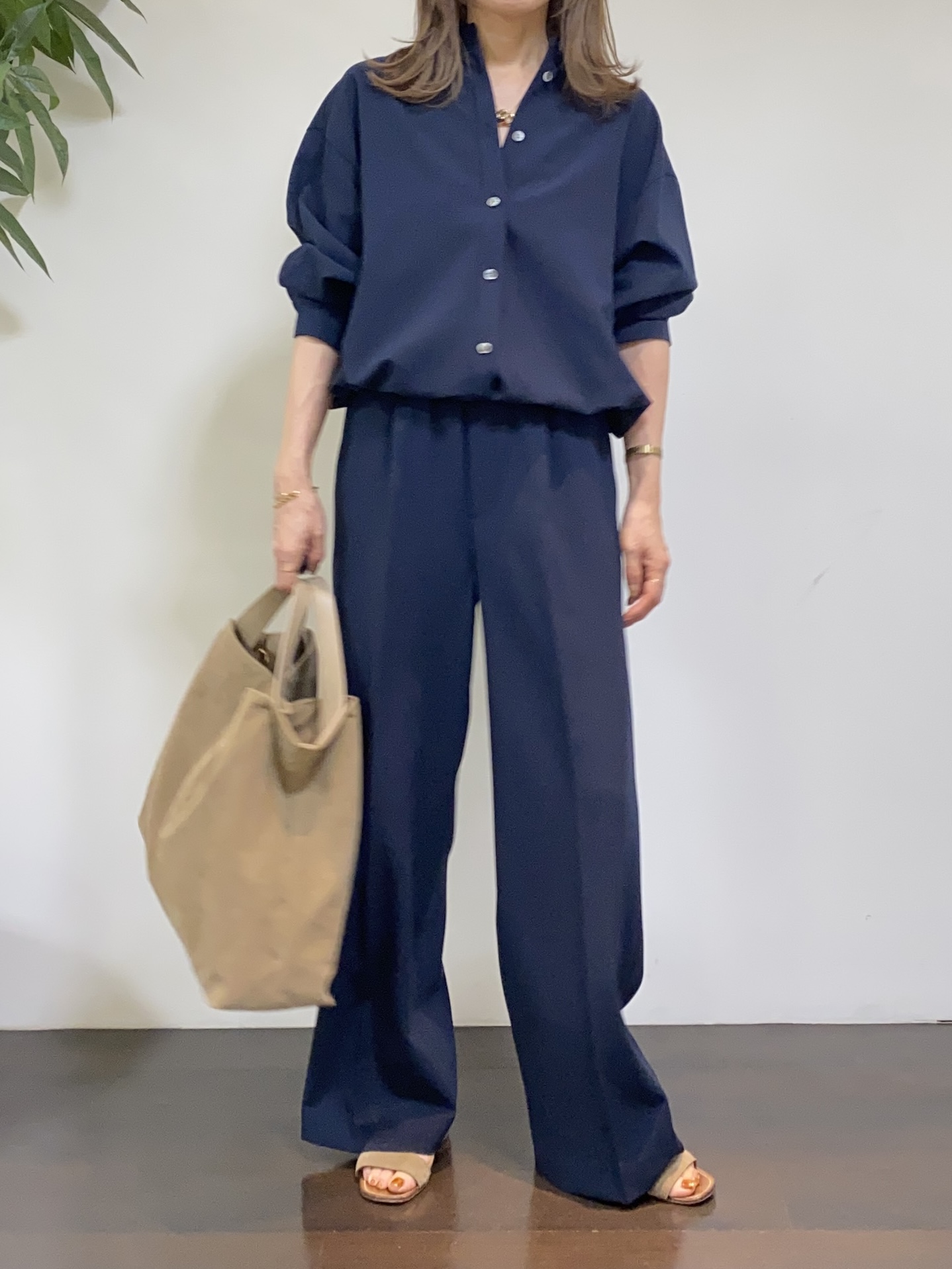 tomoさんの「UNTITLED｜【秋羽織り/セットアップ可/UVカット】エアリークールドロストシャツ」を使ったコーディネート