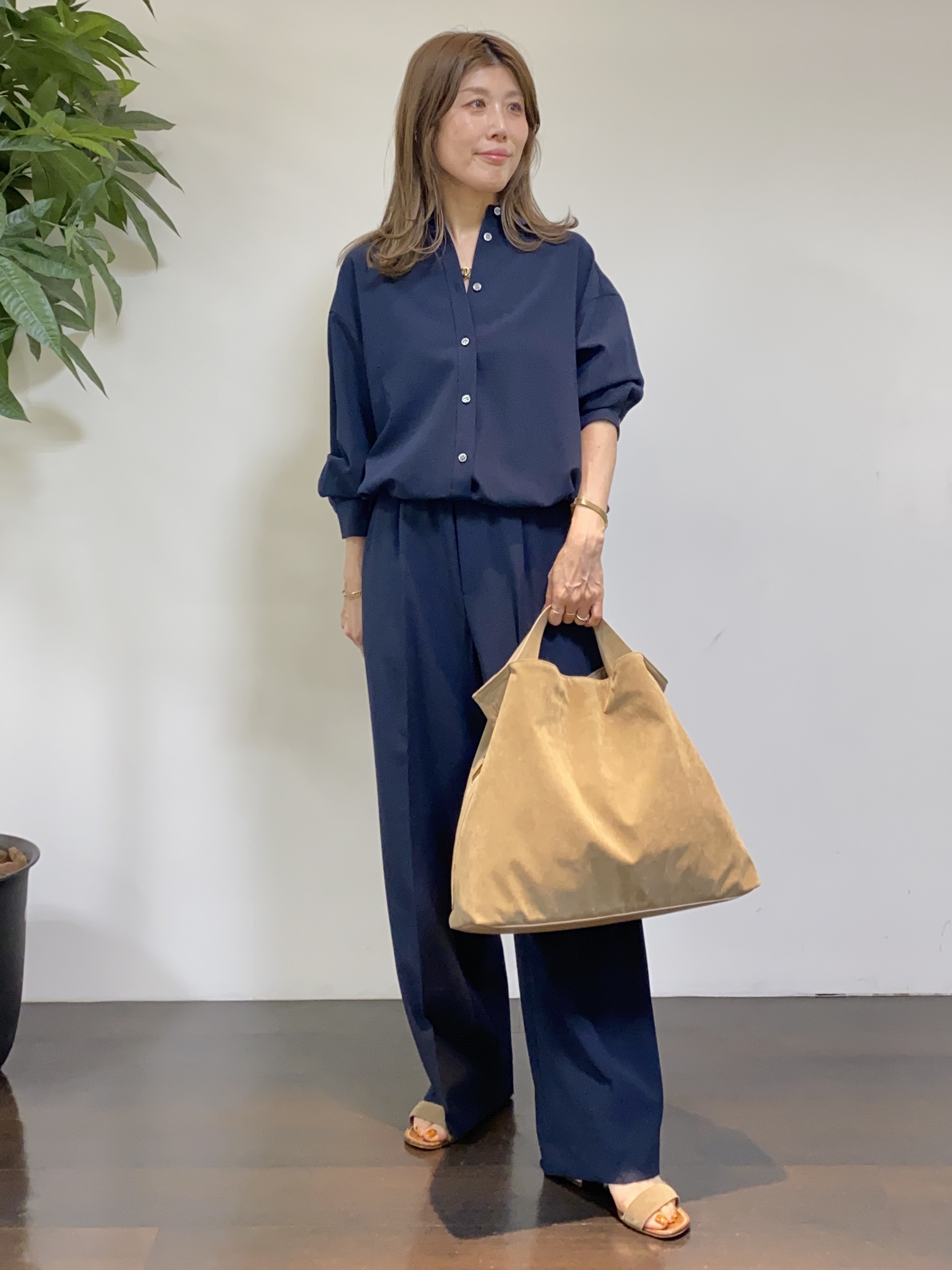 tomoさんの「UNTITLED｜【秋羽織り/セットアップ可/UVカット】エアリークールドロストシャツ」を使ったコーディネート