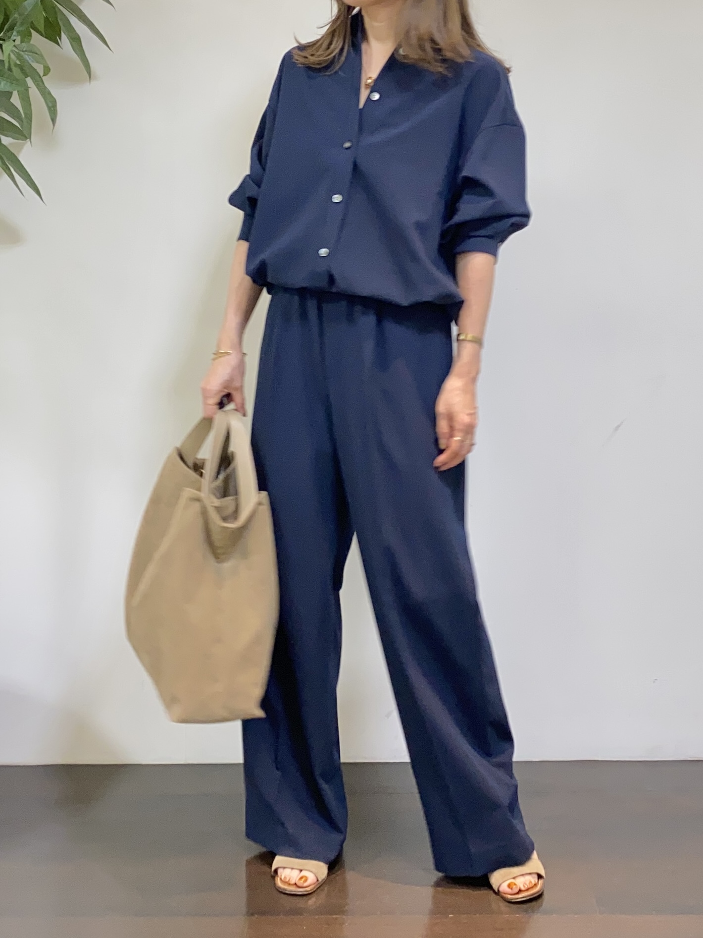 tomoさんの「UNTITLED｜【秋羽織り/セットアップ可/UVカット】エアリークールドロストシャツ」を使ったコーディネート