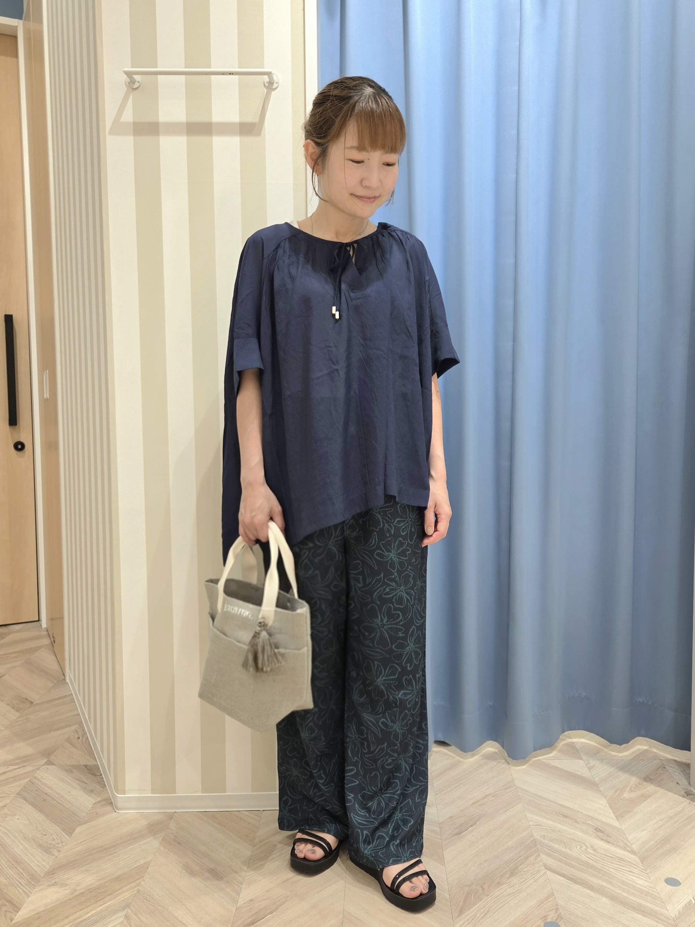 Ikumiさんの「SHOO･LA･RUE｜【2点セット/洗濯機可】大人の抜け感 インせず決まるリボン付きブラウス＆タンクトップ」を使ったコーディネート