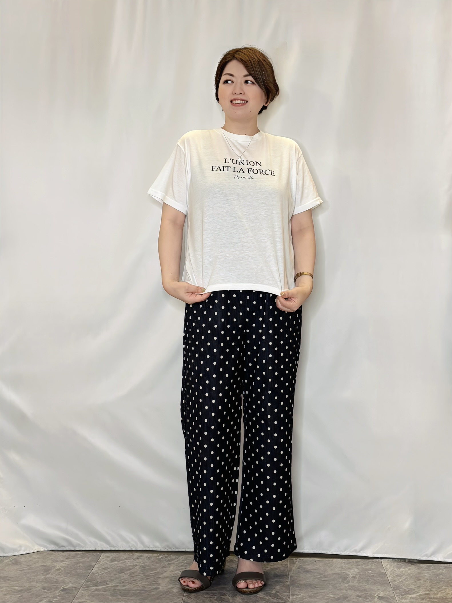 たみさんの「SHOO･LA･RUE｜【2点セット/体型カバー】瞬間レイヤードコーデが完成 クロシェ編みベスト+ロゴT」を使ったコーディネート