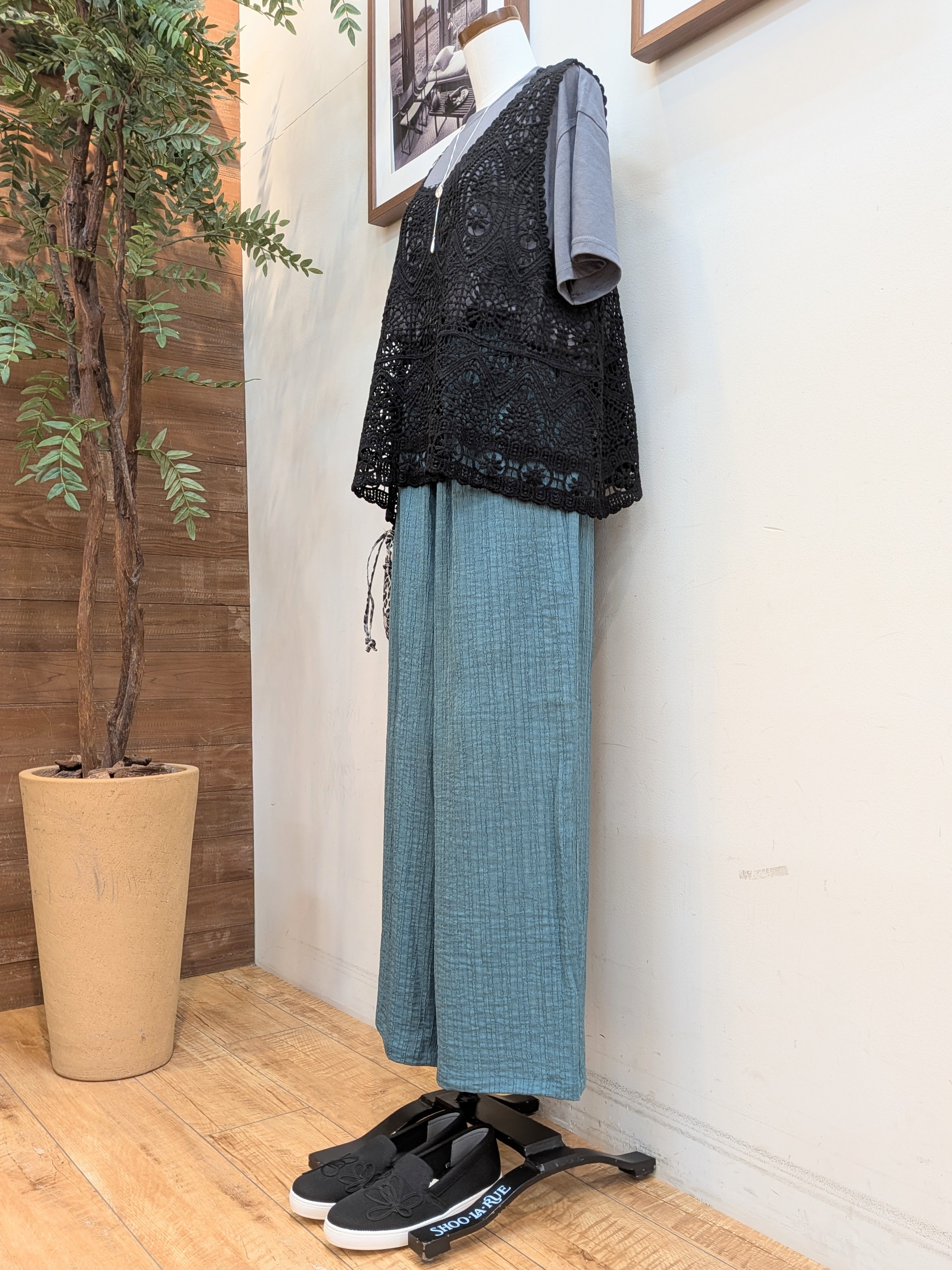 うっちーさんの「SHOO･LA･RUE｜【2点セット/体型カバー】瞬間レイヤードコーデが完成 クロシェ編みベスト+ロゴT」を使ったコーディネート