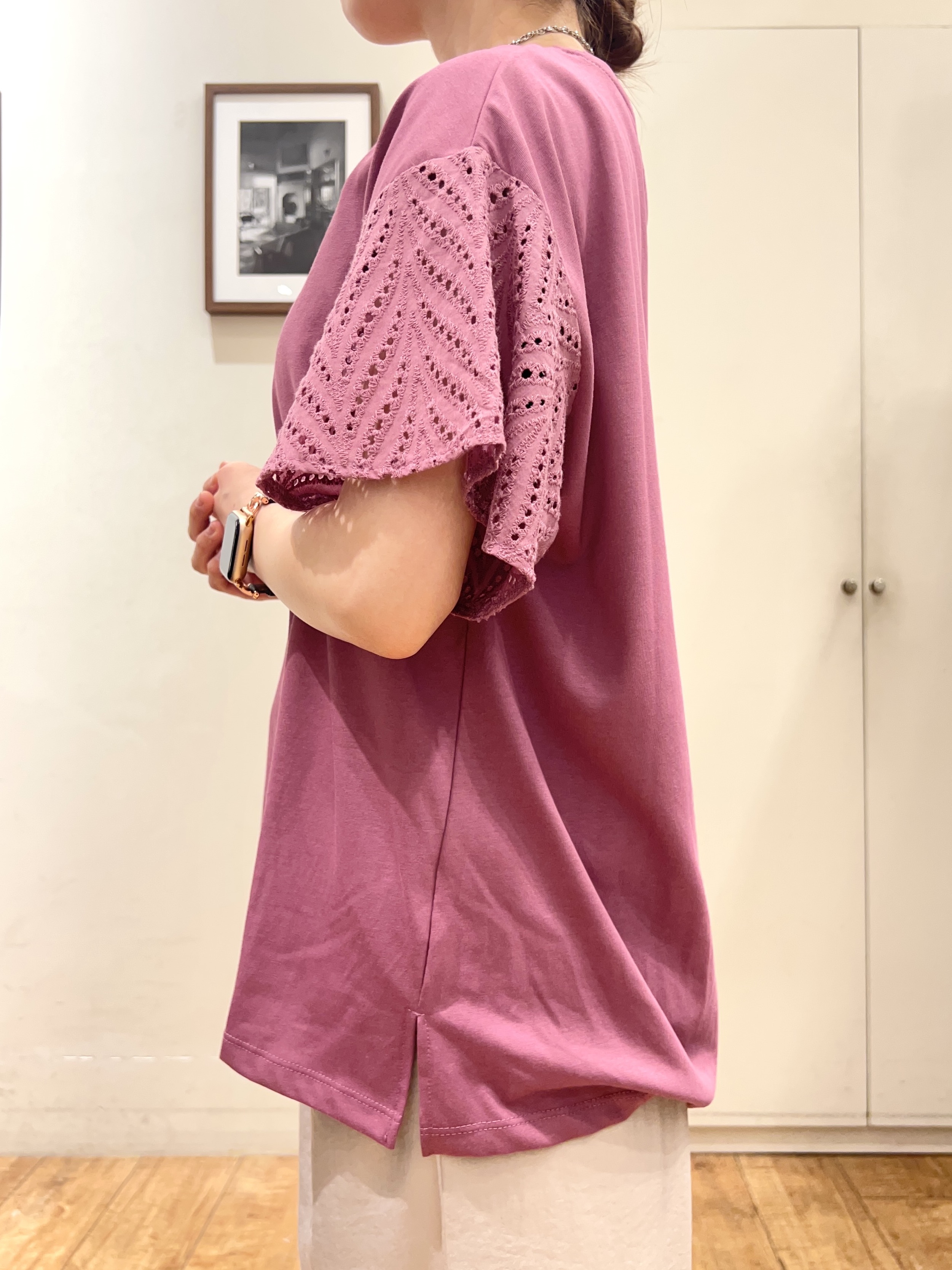 AIRIさんの「SHOO･LA･RUE｜【S-LL/洗濯機可/体型カバー】汗じみが気になりにくい お袖レースフレアTシャツ」を使ったコーディネート