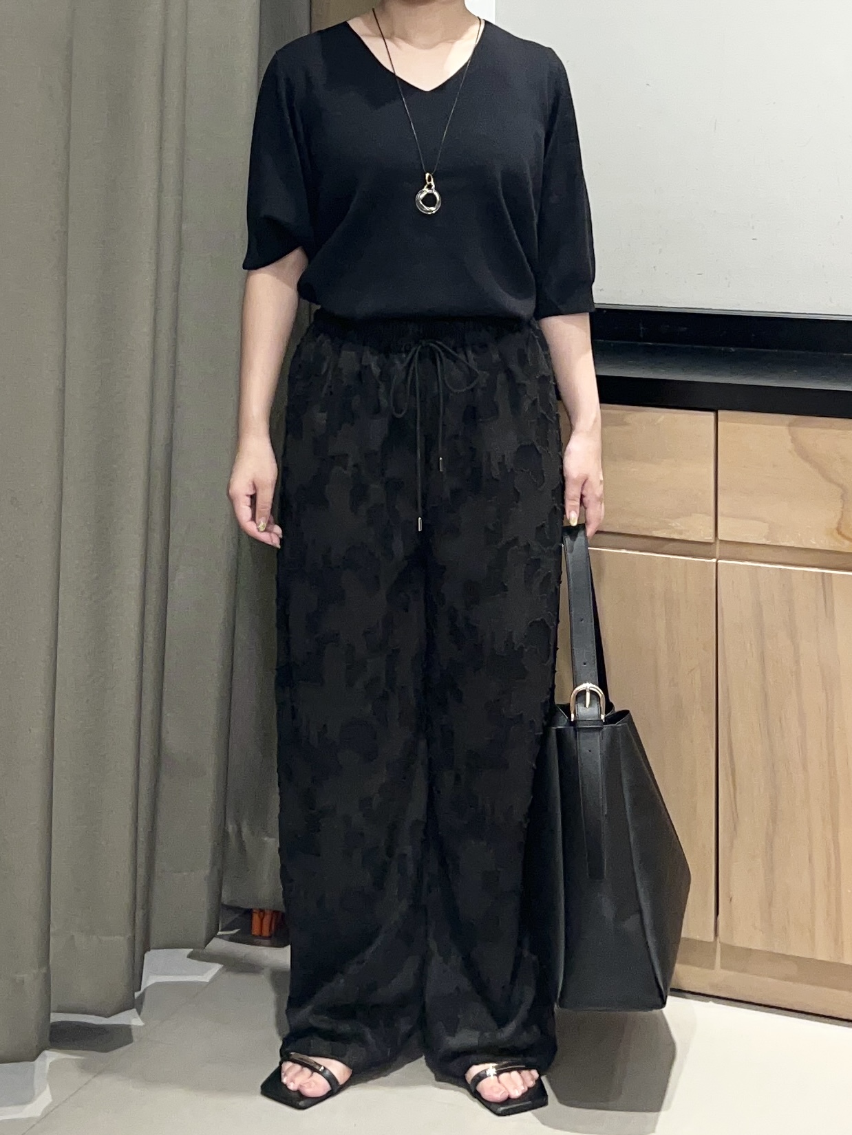 かのさんの「THE SHOP TK｜【秋始めにちょうどいい/毛玉防止】すっきりVネック秋色6分袖ニット」を使ったコーディネート