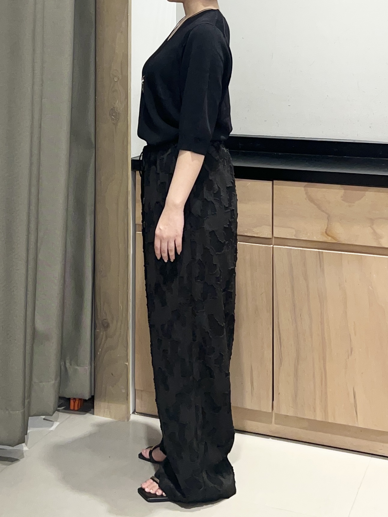 かのさんの「THE SHOP TK｜【秋始めにちょうどいい/毛玉防止】すっきりVネック秋色6分袖ニット」を使ったコーディネート