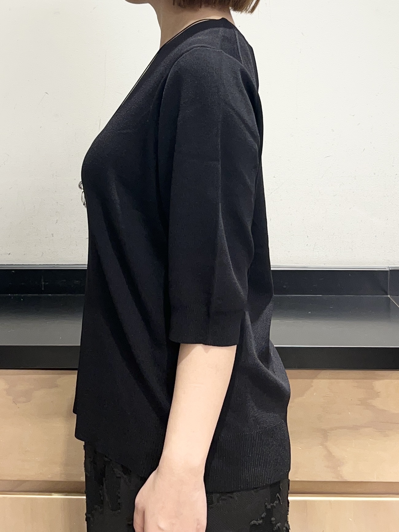 かのさんの「THE SHOP TK｜【秋始めにちょうどいい/毛玉防止】すっきりVネック秋色6分袖ニット」を使ったコーディネート