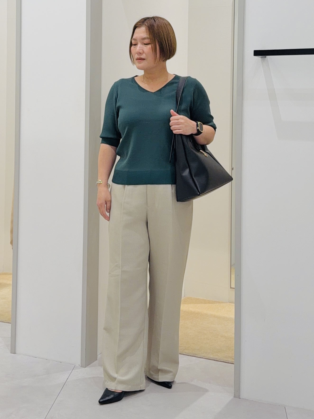 タナさんの「THE SHOP TK｜【秋始めにちょうどいい/毛玉防止】すっきりVネック秋色6分袖ニット」を使ったコーディネート