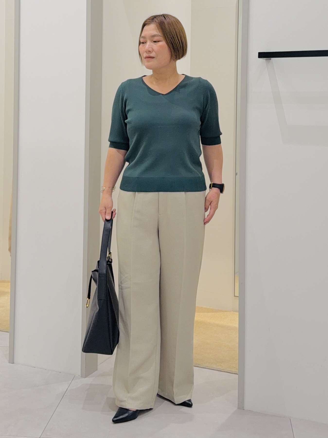 タナさんの「THE SHOP TK｜【秋始めにちょうどいい/毛玉防止】すっきりVネック秋色6分袖ニット」を使ったコーディネート