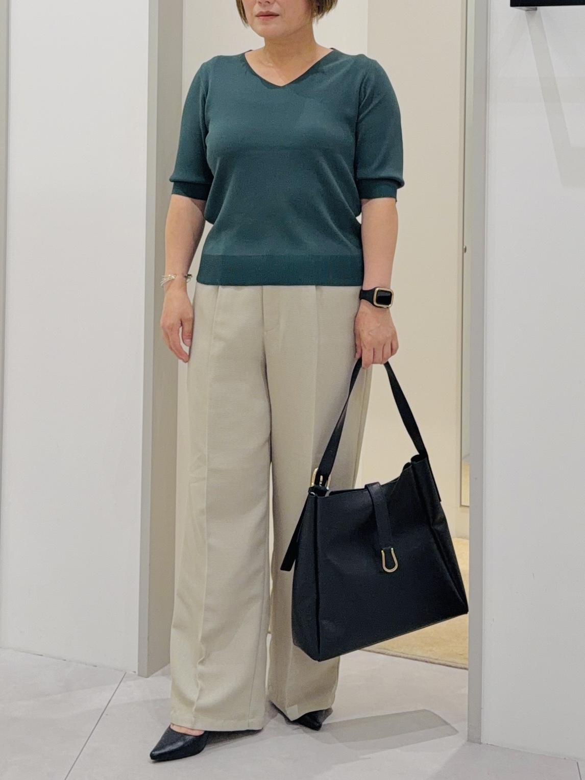 タナさんの「THE SHOP TK｜【秋始めにちょうどいい/毛玉防止】すっきりVネック秋色6分袖ニット」を使ったコーディネート