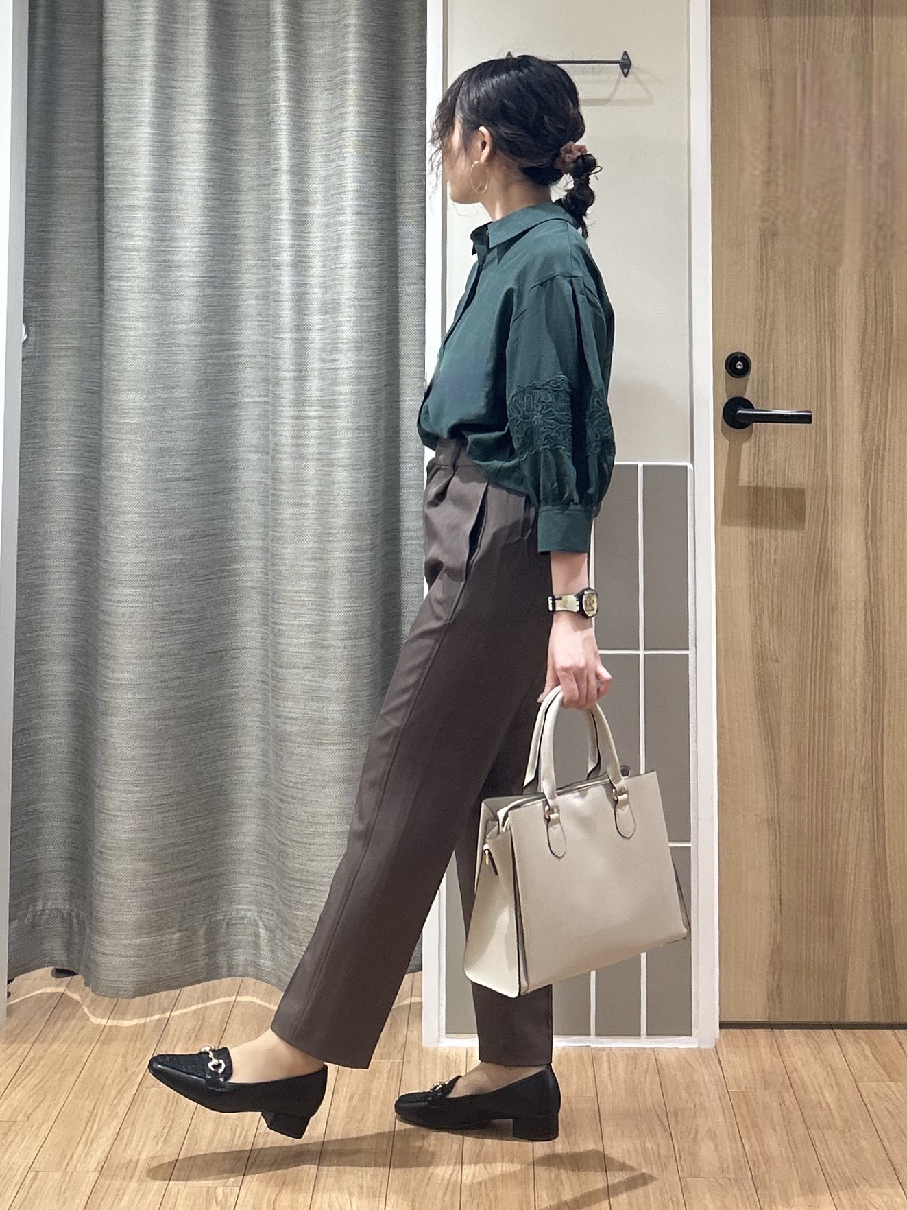 よっしーさんの「grove｜さりげなく華やぐ レースボリュームスリーブシャツ」を使ったコーディネート