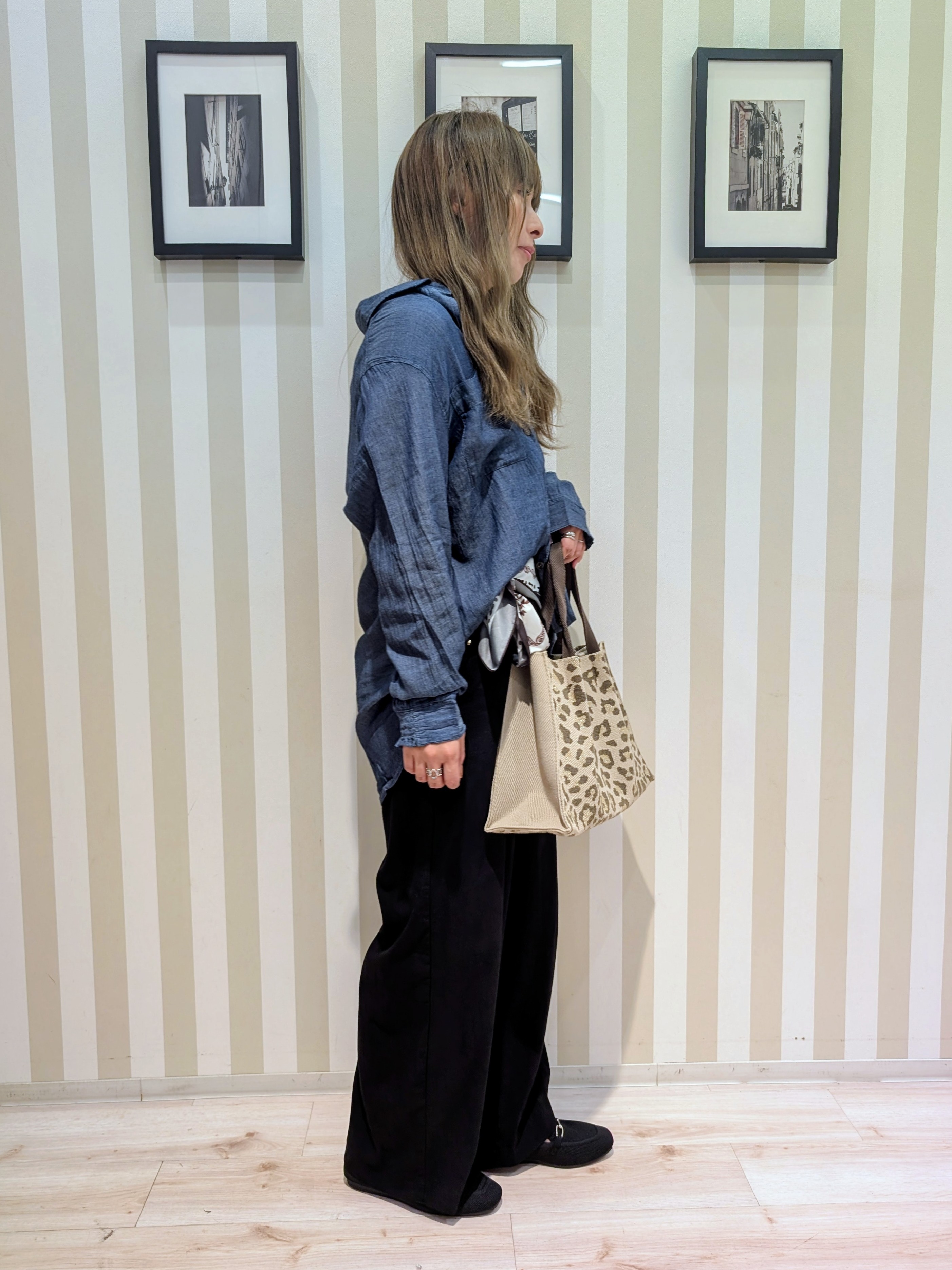 太田沙弥さんの「SHOO･LA･RUE｜【綿100%/UV/S-LL/体型カバー】ヒップが隠せる 柔らかシアーデニムシャツ」を使ったコーディネート