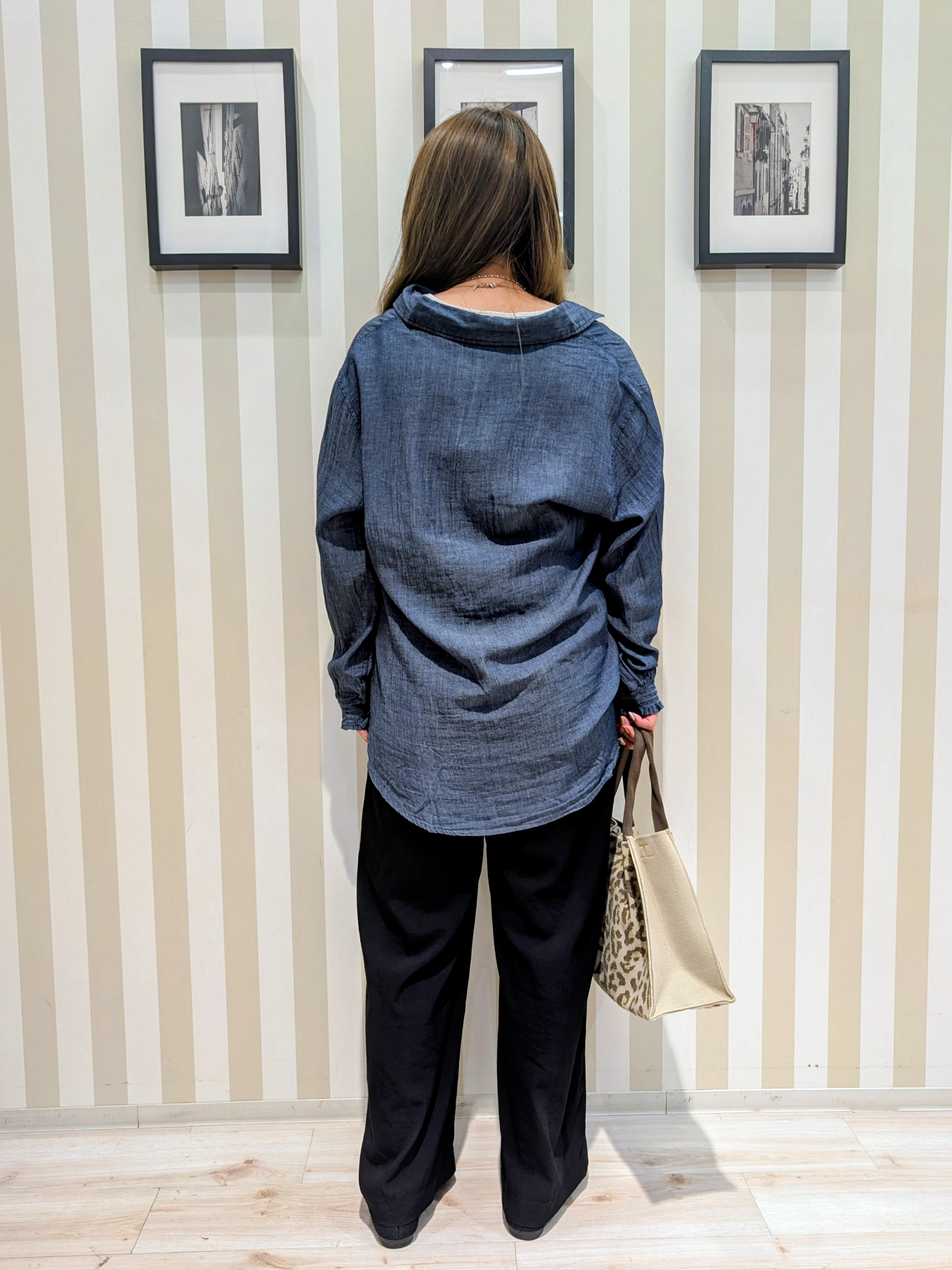 太田沙弥さんの「SHOO･LA･RUE｜【綿100%/UV/S-LL/体型カバー】ヒップが隠せる 柔らかシアーデニムシャツ」を使ったコーディネート