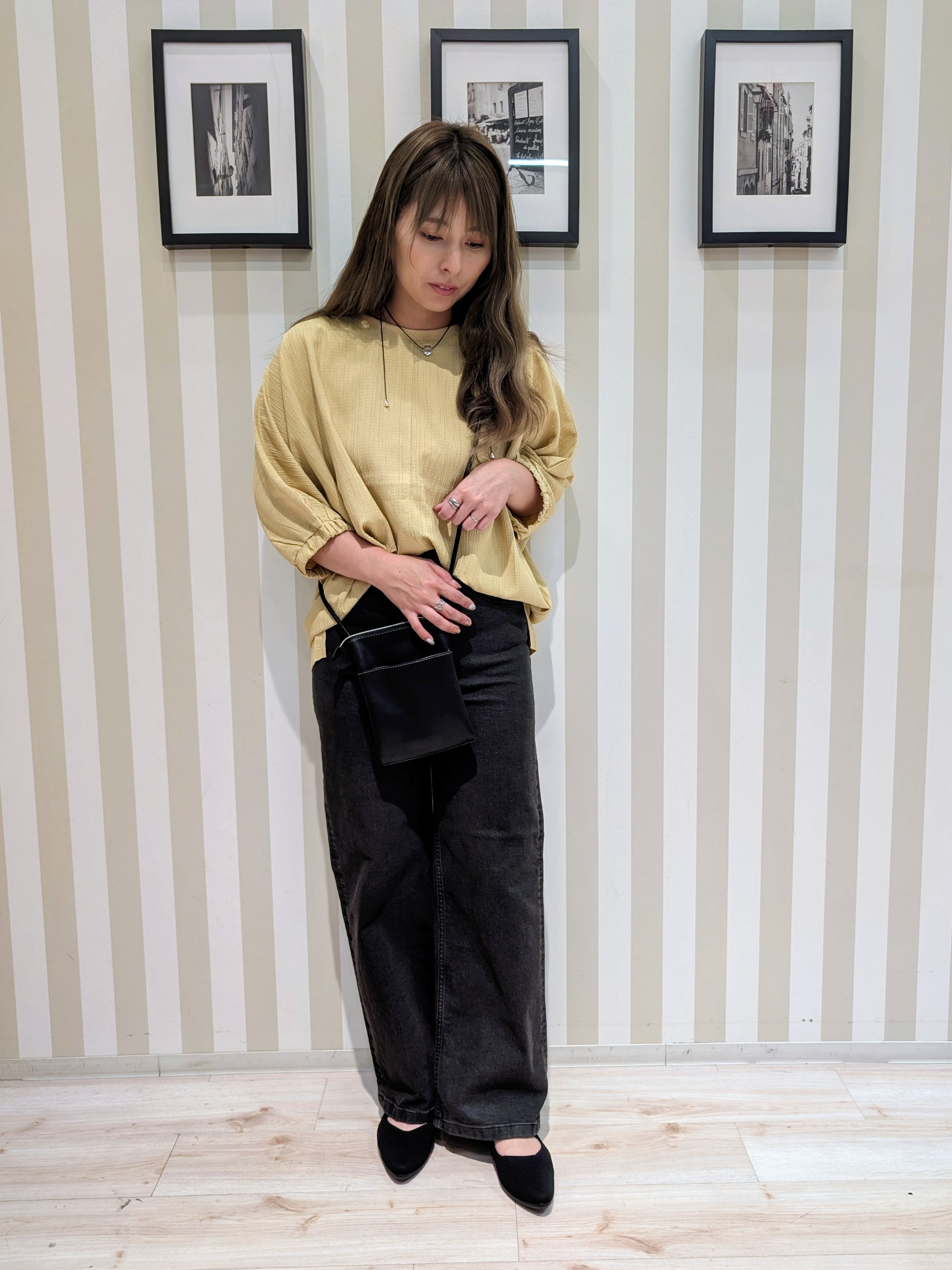太田沙弥さんの「SHOO･LA･RUE｜【インせず着られる/洗濯後しわになりにくい】しぼしぼドルマンブラウス」を使ったコーディネート