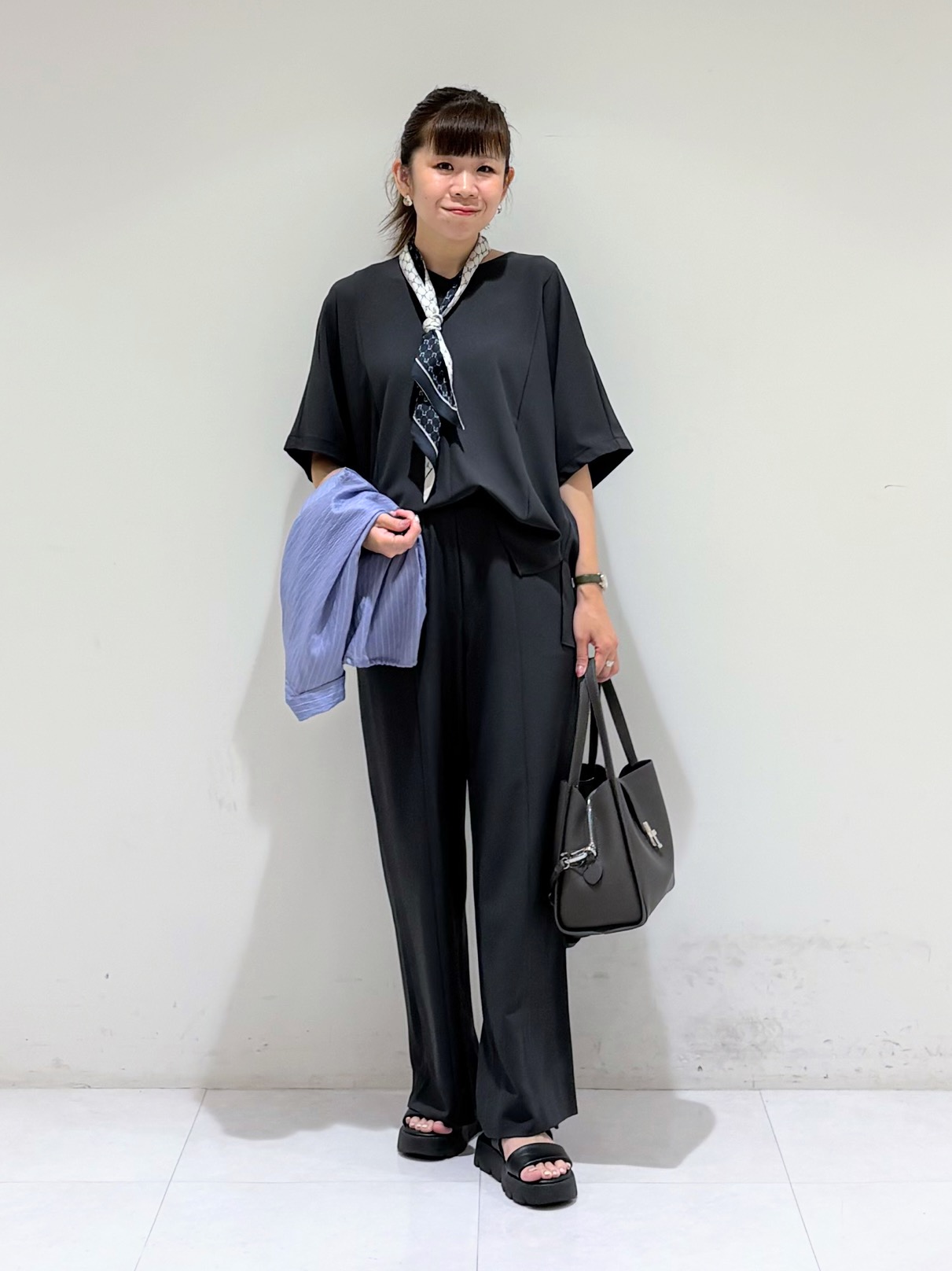 tsuyuさんの「INDIVI｜【2柄展開】柄デザインスカーフ」を使ったコーディネート