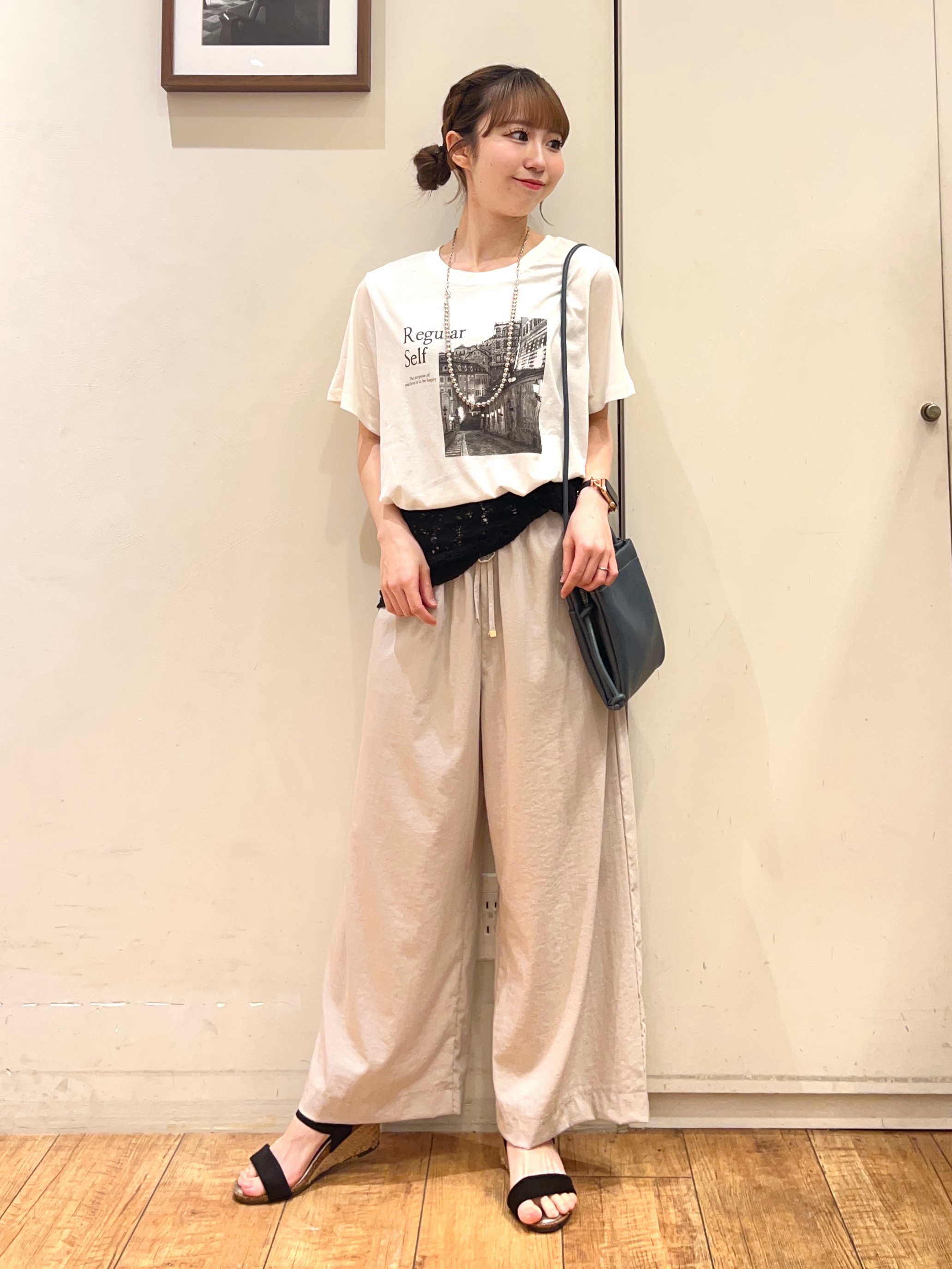 AIRIさんの「SHOO･LA･RUE｜【S-LL/洗濯機可】大人のベーシックカラープリントTシャツ」を使ったコーディネート