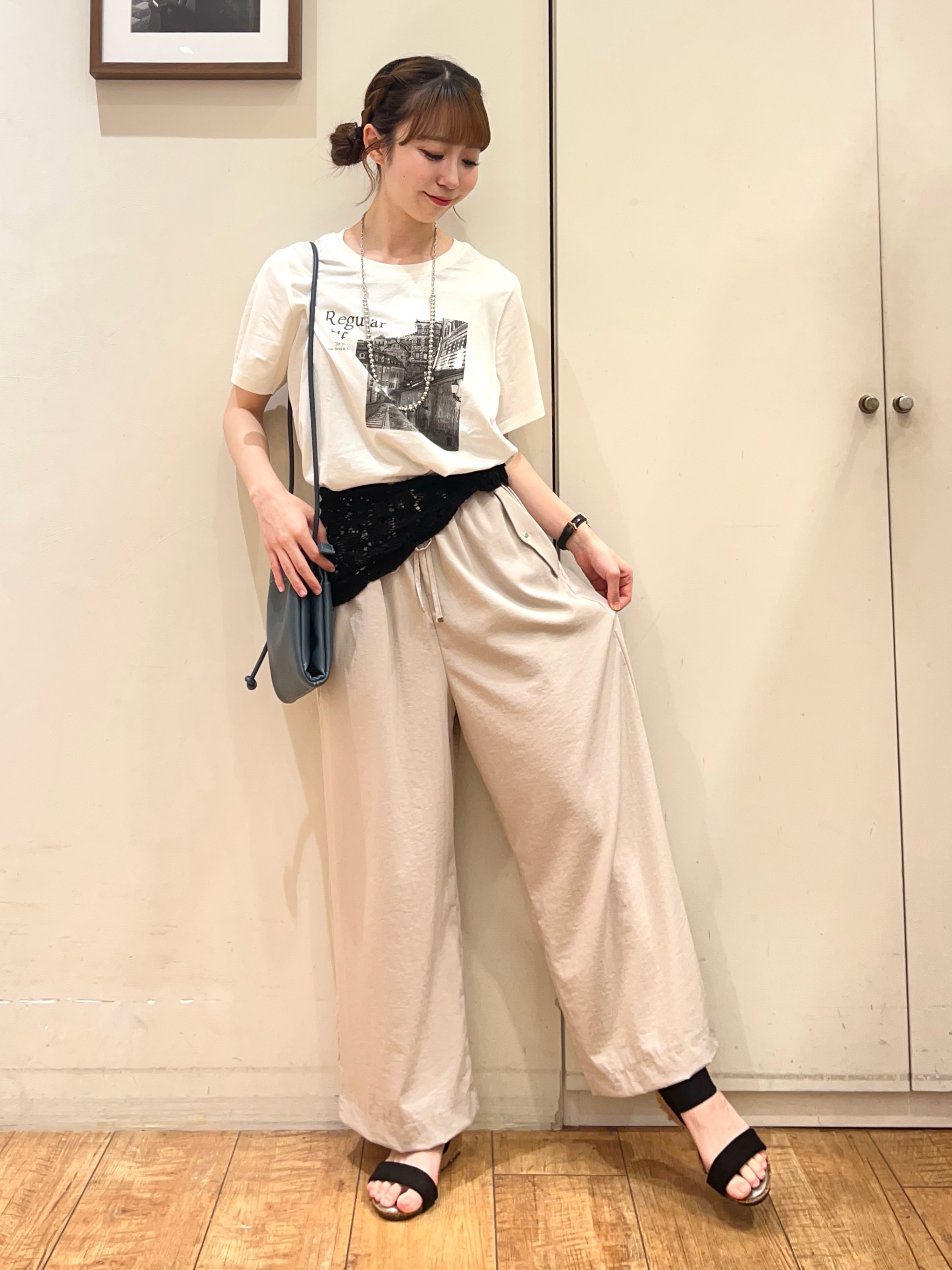 AIRIさんの「SHOO･LA･RUE｜【S-LL/洗濯機可】大人のベーシックカラープリントTシャツ」を使ったコーディネート