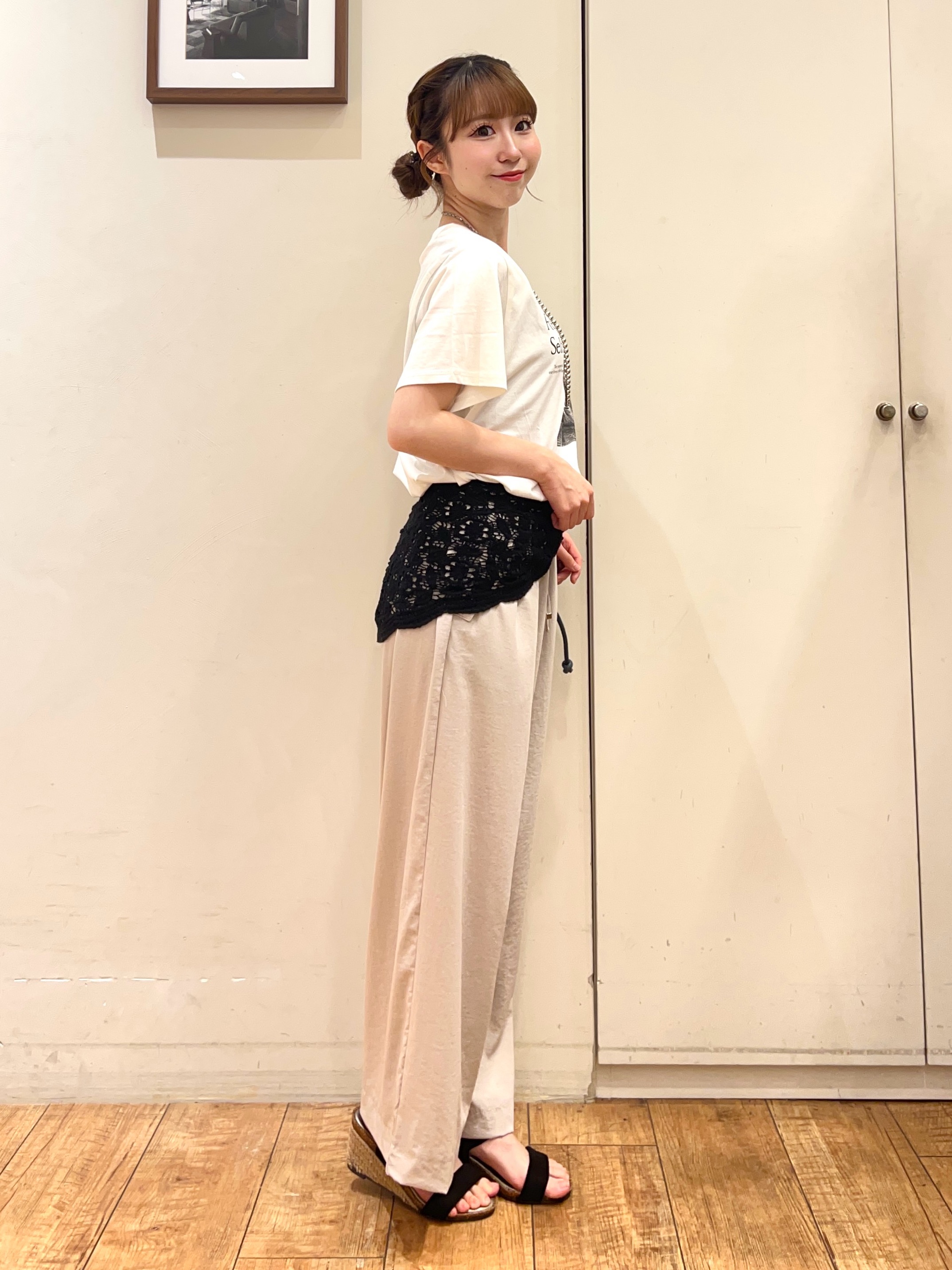AIRIさんの「SHOO･LA･RUE｜【S-LL/洗濯機可】大人のベーシックカラープリントTシャツ」を使ったコーディネート