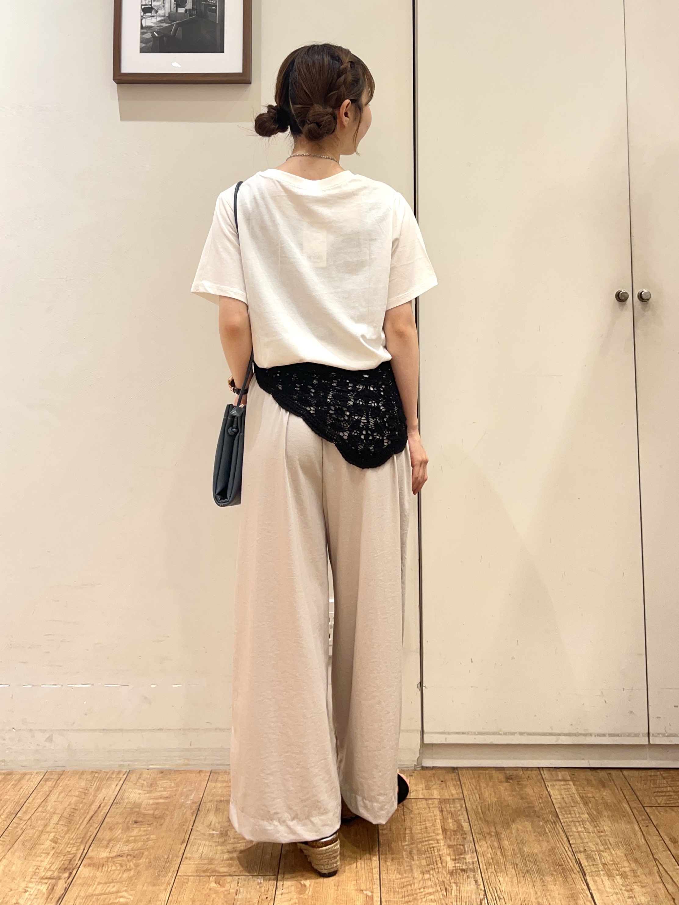 AIRIさんの「SHOO･LA･RUE｜【S-LL/洗濯機可】大人のベーシックカラープリントTシャツ」を使ったコーディネート